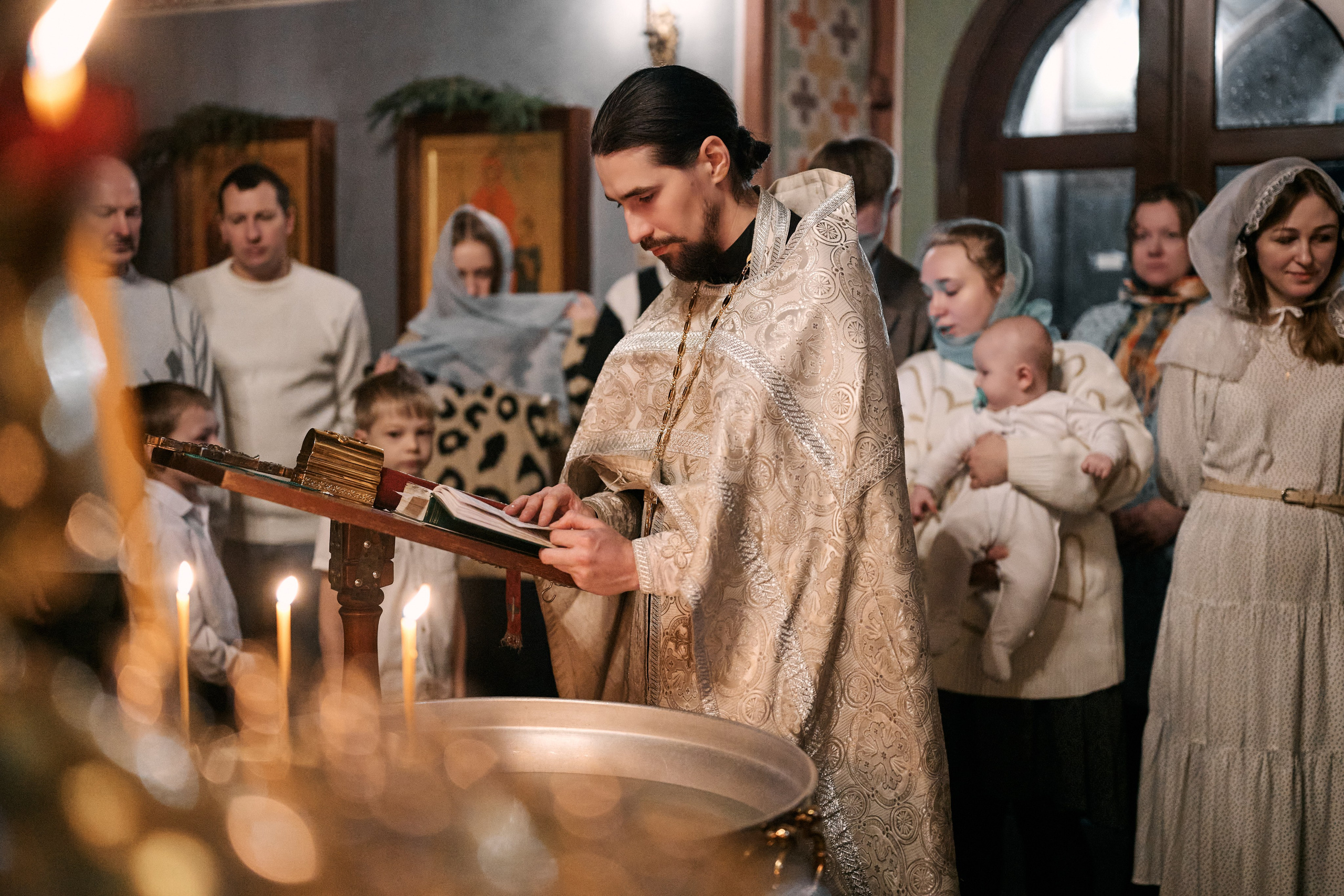 Крещение в храме Василия Великого на Горке. Свадебный фотограф Надежда Максимова