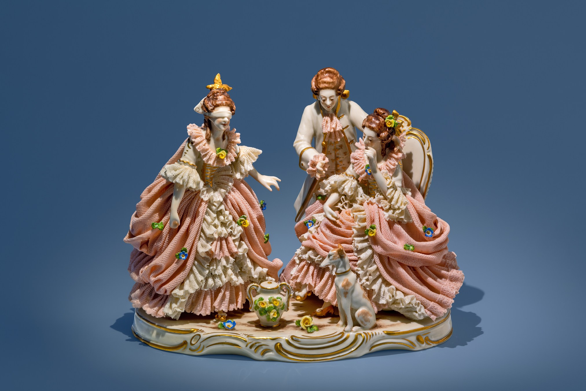 Фотографии фарфоровых миниатюр.