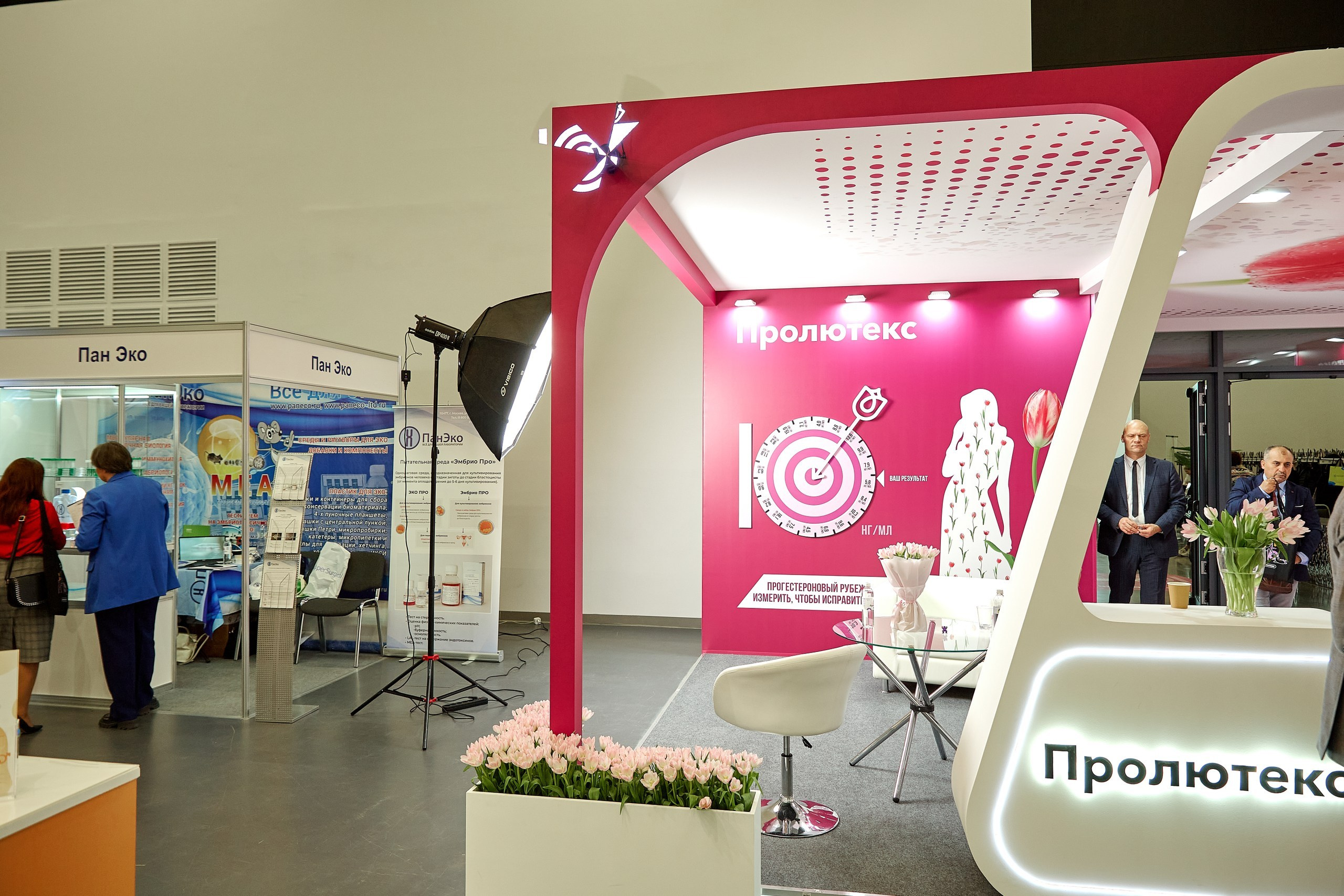 Стенд компании Angelini Pharma / Конференция РАРЧ 2023. Антон Артюшин, портретный фотограф. Москва