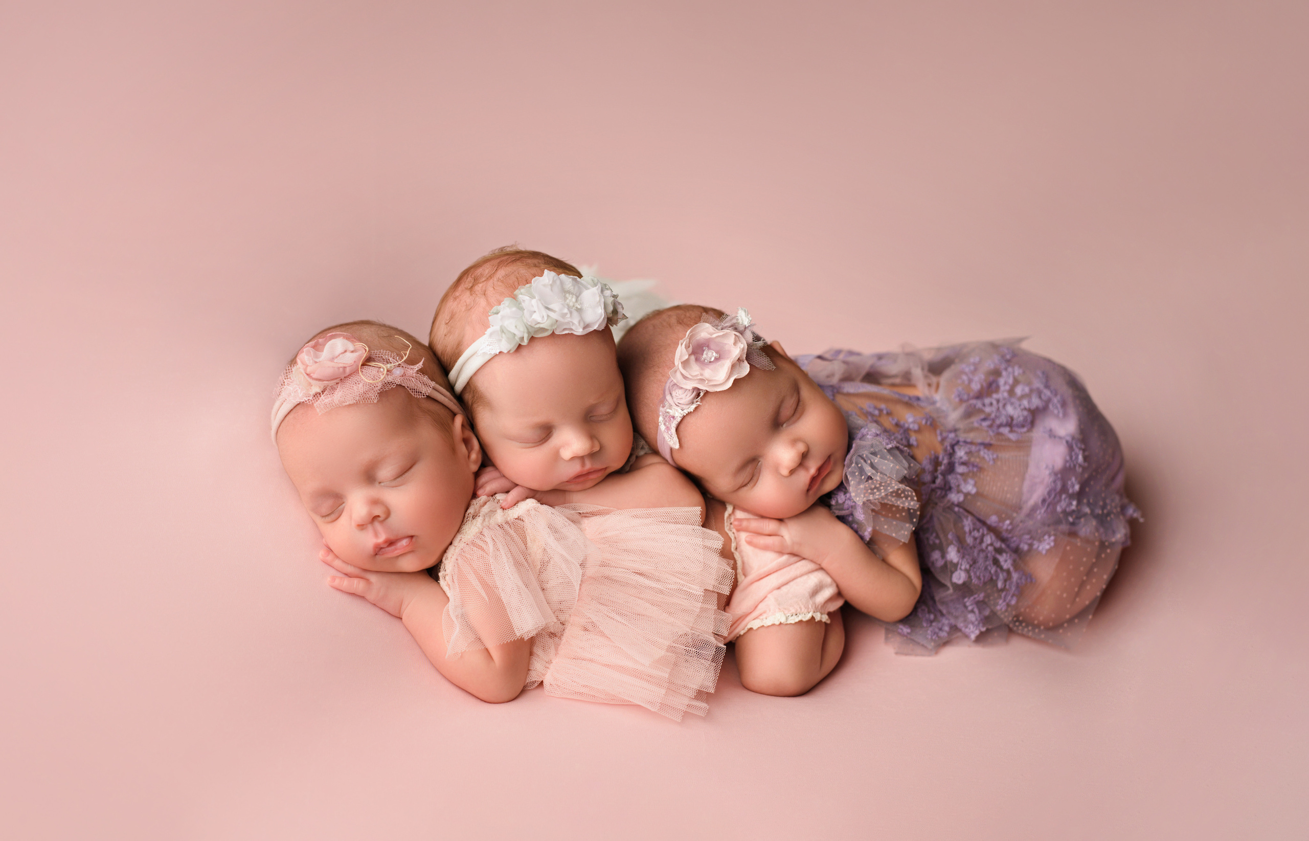 новорождённые малыши сладко спят