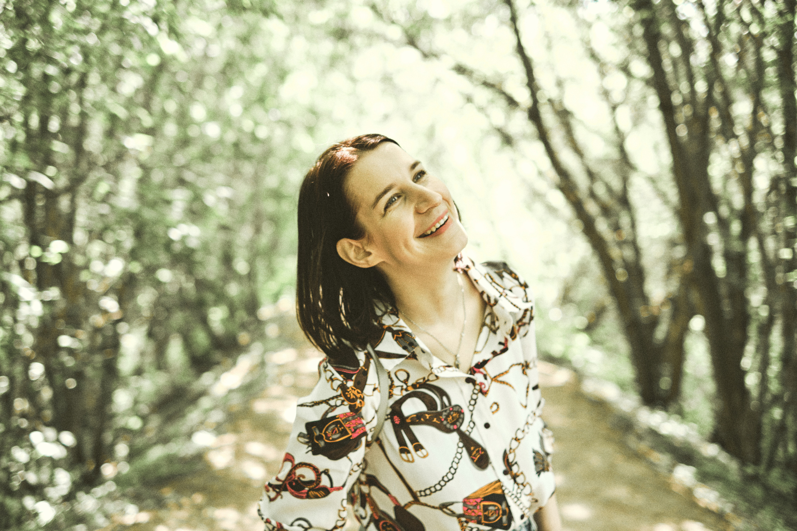 Весеняя фотосъемка на природе среди деревьев. Москва