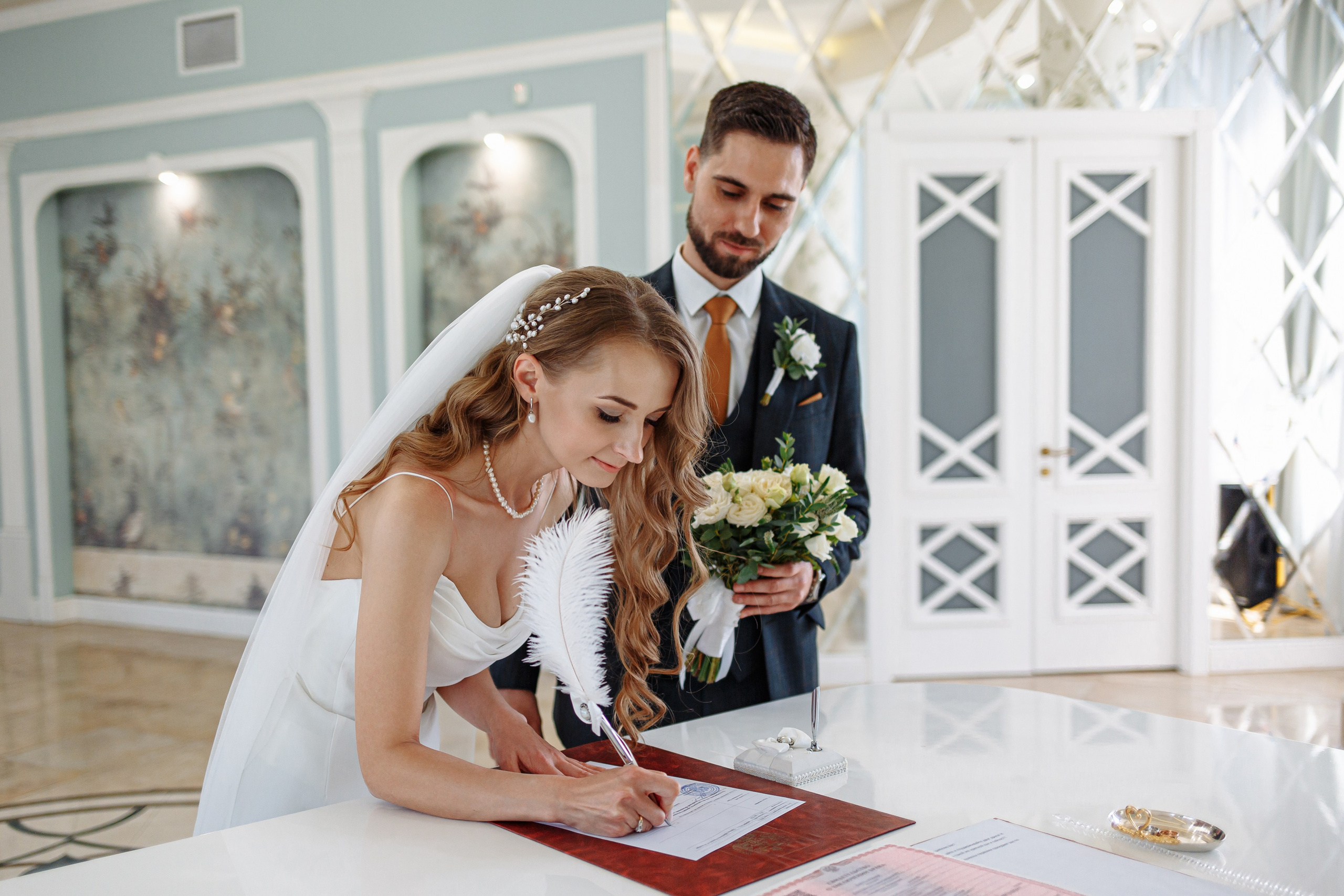 Свадебная фотосессия с кабриолетом и в загородном клубе Artiland. Свадебный фотограф Москва и МО Сергей Киржаев