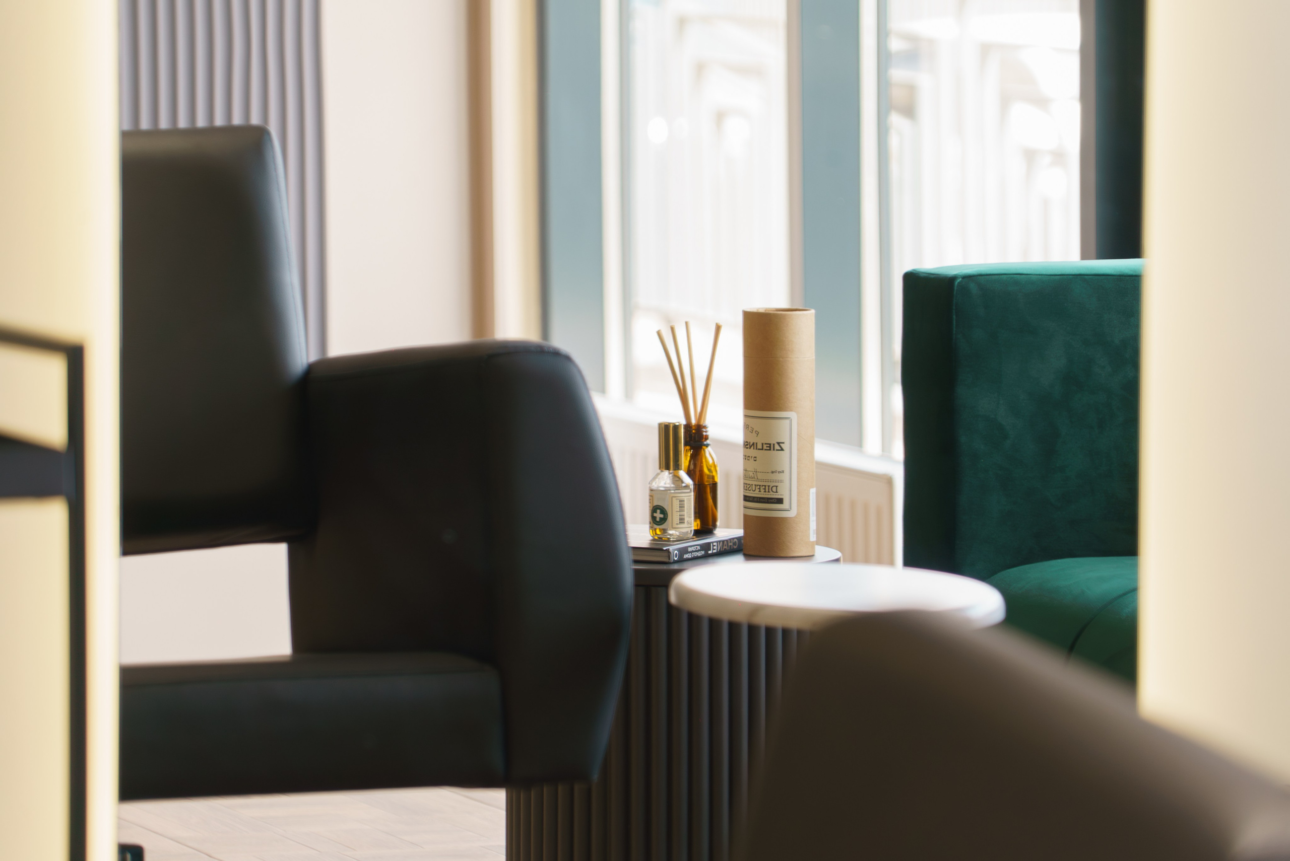 Профессиональная интерьерная фото и видео съемка студий красоты Яркая интерьерная фотосъемка для бьюти-коворкинга и студий. Шедевры для Вас! Фотограф и Видеограф в Краснодаре Пахиев Руслан