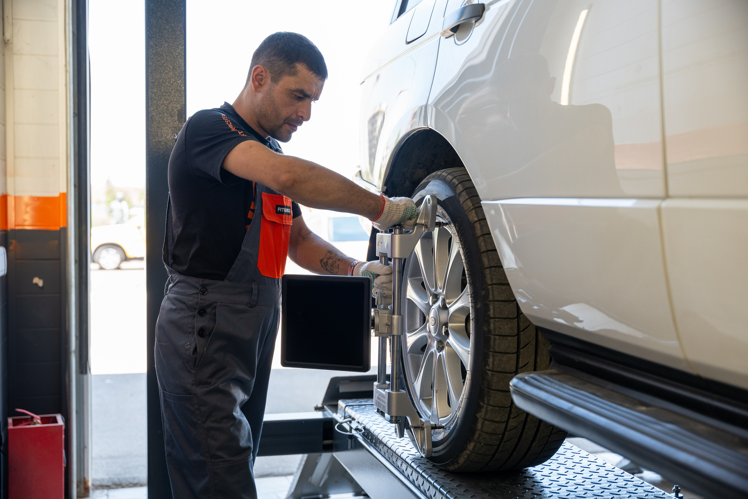 Интерьерная фотосъемка автосервиса Fit Service в Краснодаре — сеть СТО Профессиональная фотосъемка интерьера техцентра в Краснодаре. Шедевры для Вас! Фотограф и Видеограф в Краснодаре Пахиев Руслан