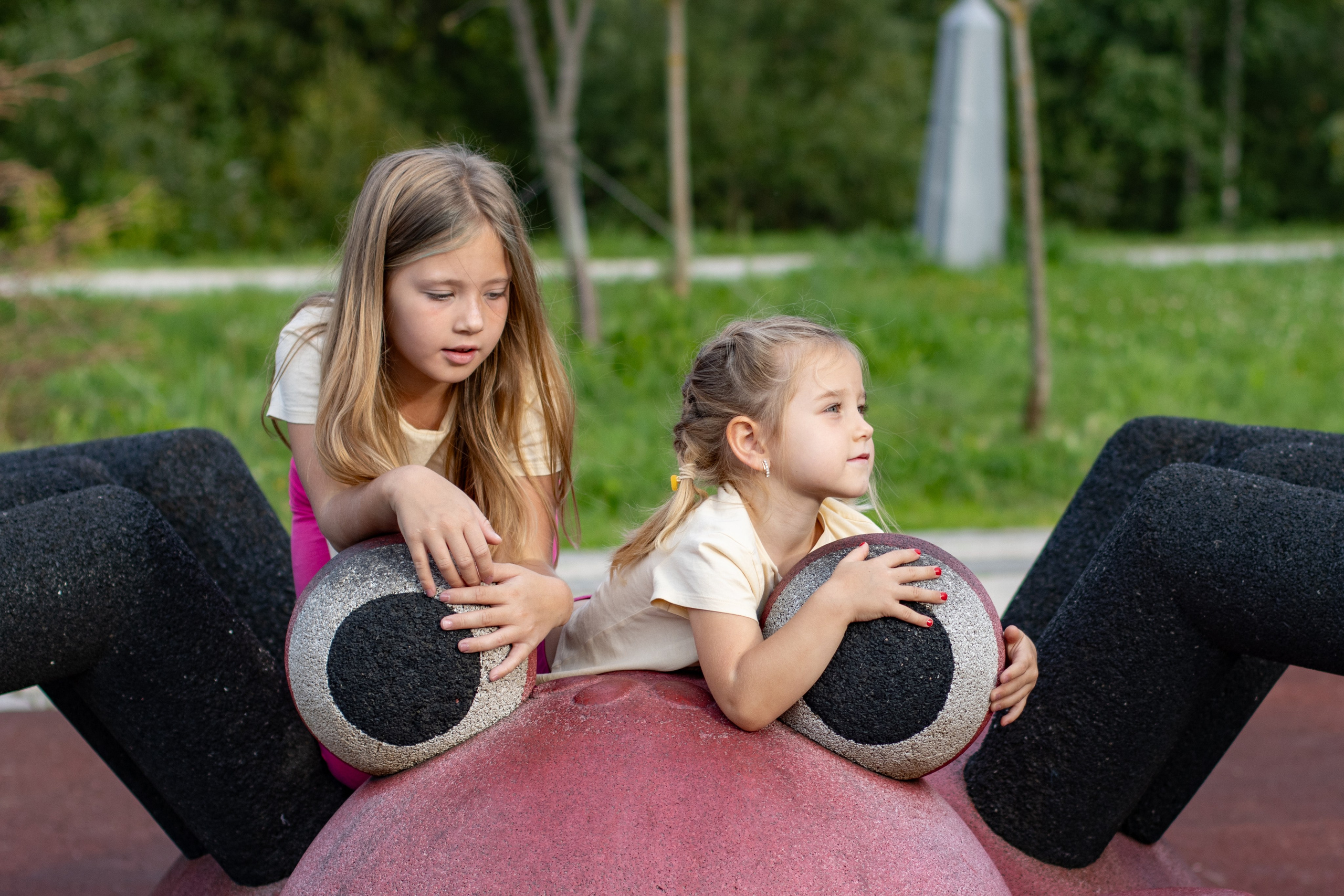 Две сестрички в парке. Главная