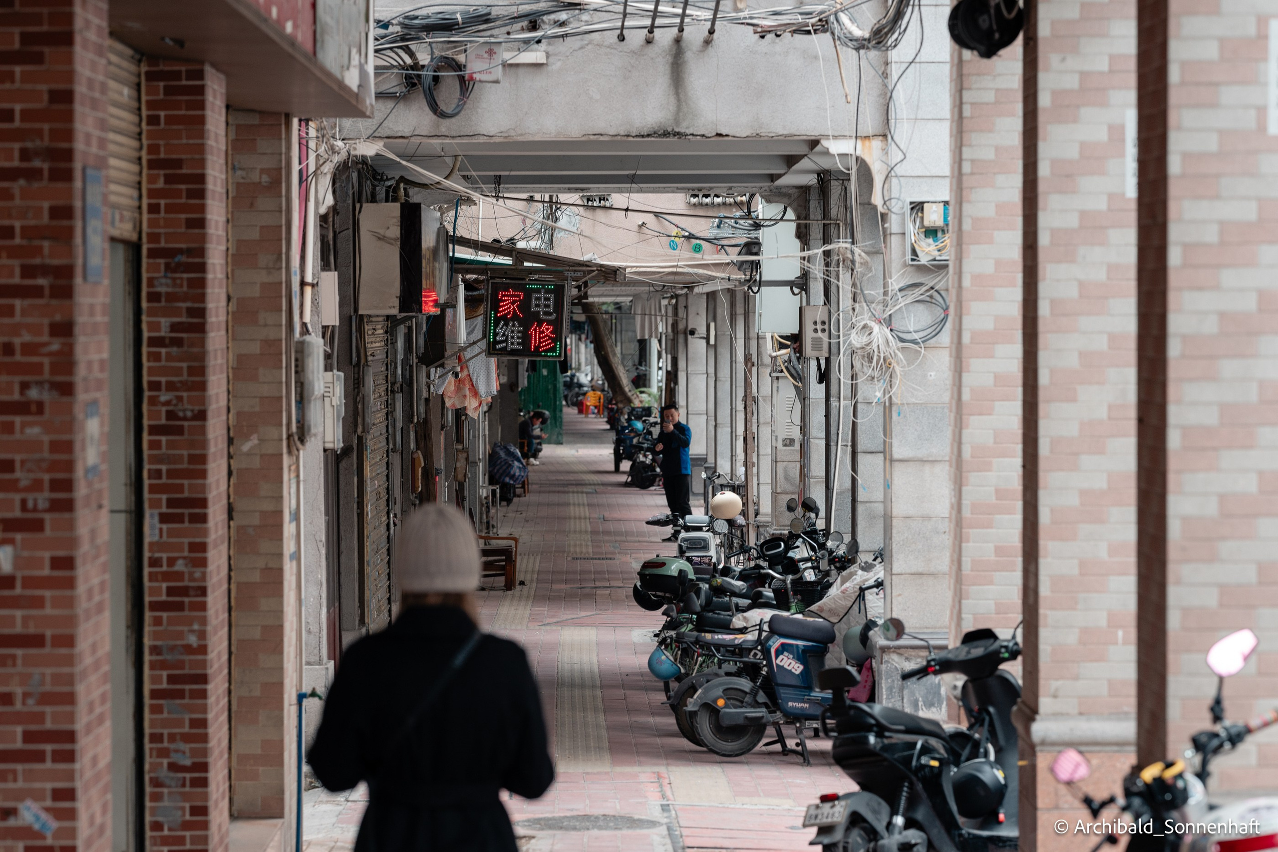 Walking in GZ, sunday. Photographer in Guangzhou, China. Archibald Sonnenhaft