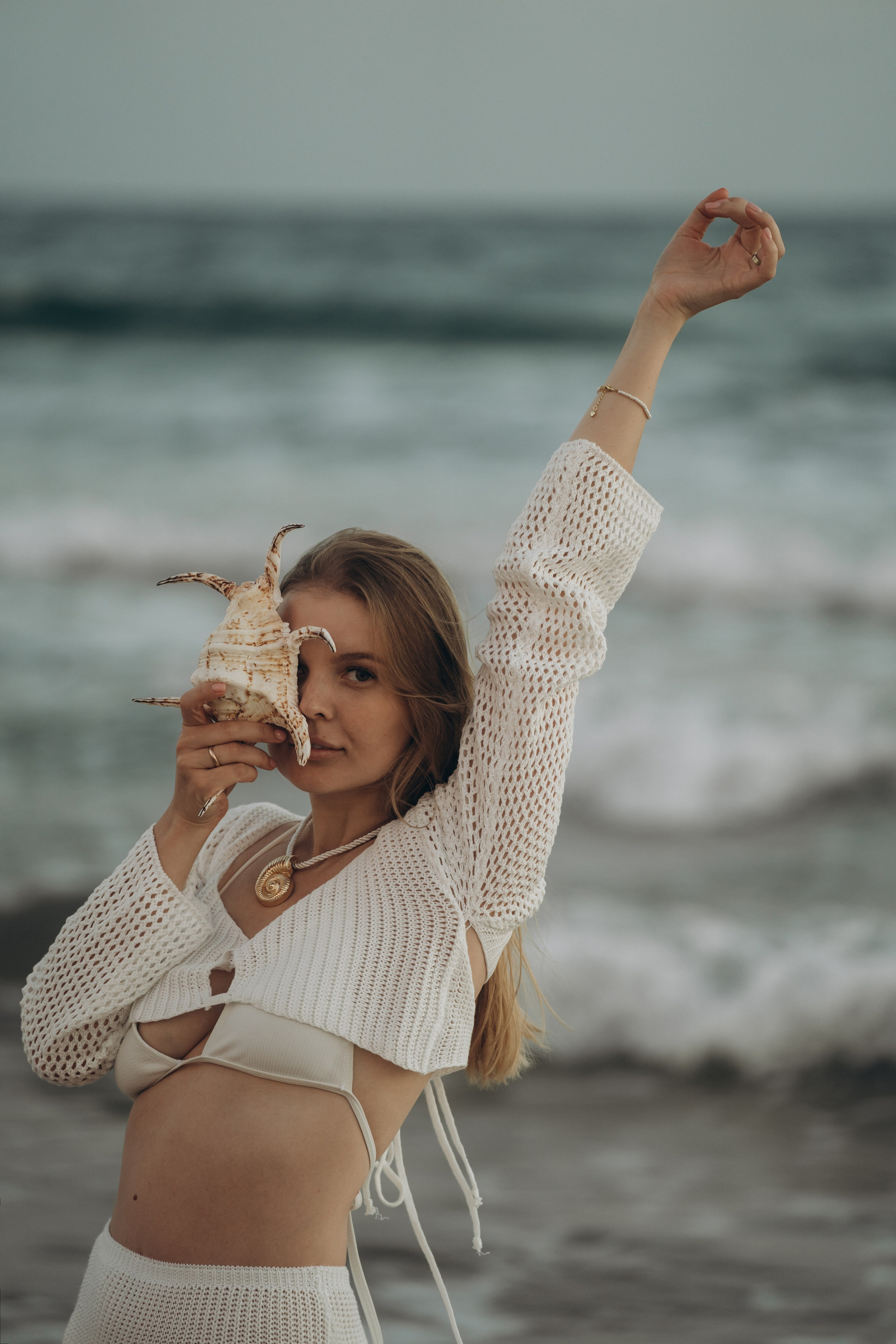 Девушка в потоке солнечного света среди барханов Анапы