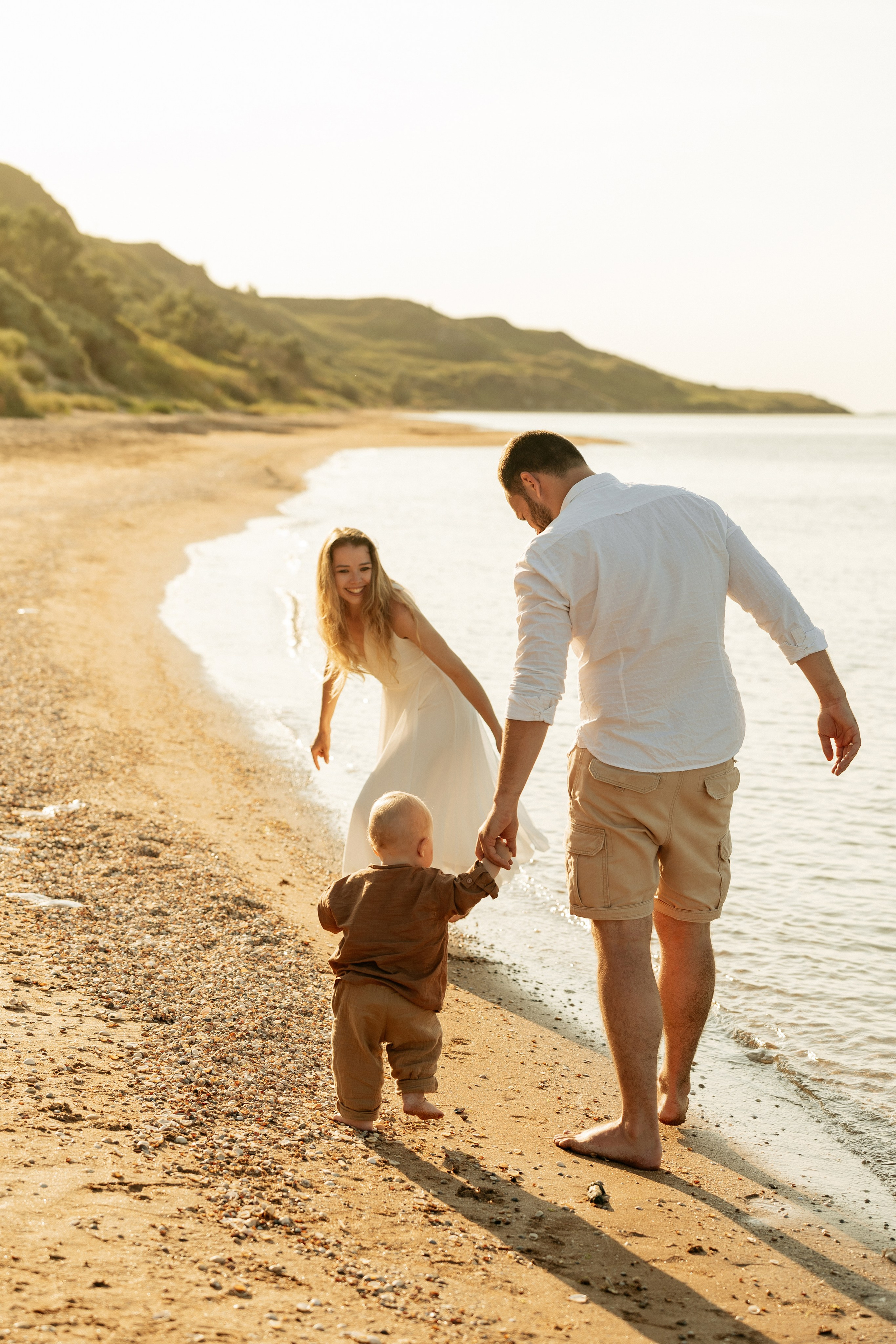Теплые кадры фотосессии семьи из трех человек на берегу Азовского моря в Пересыпи.