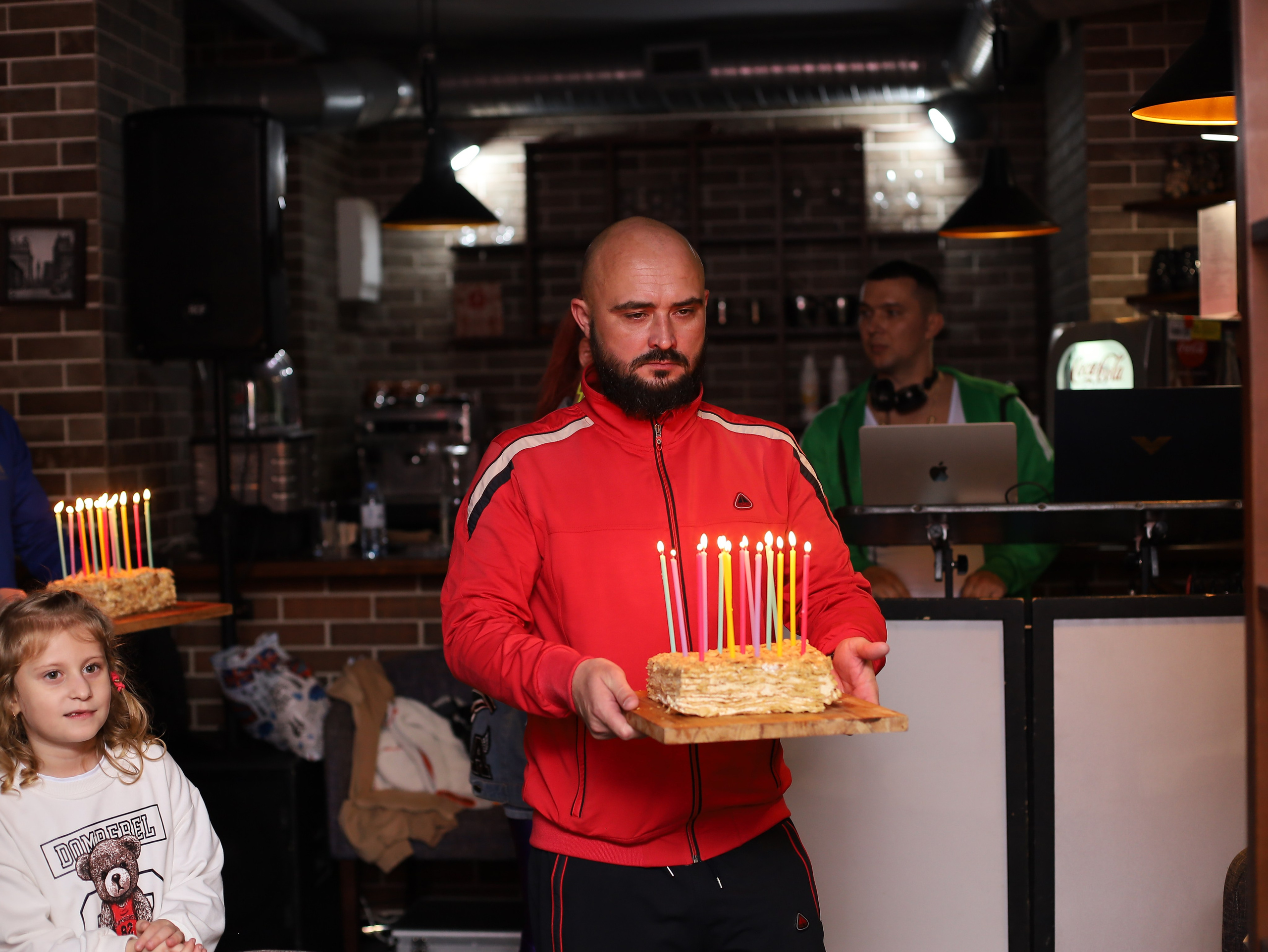 Дискотека в стиле 90-х. Репортажный фотограф Анапа