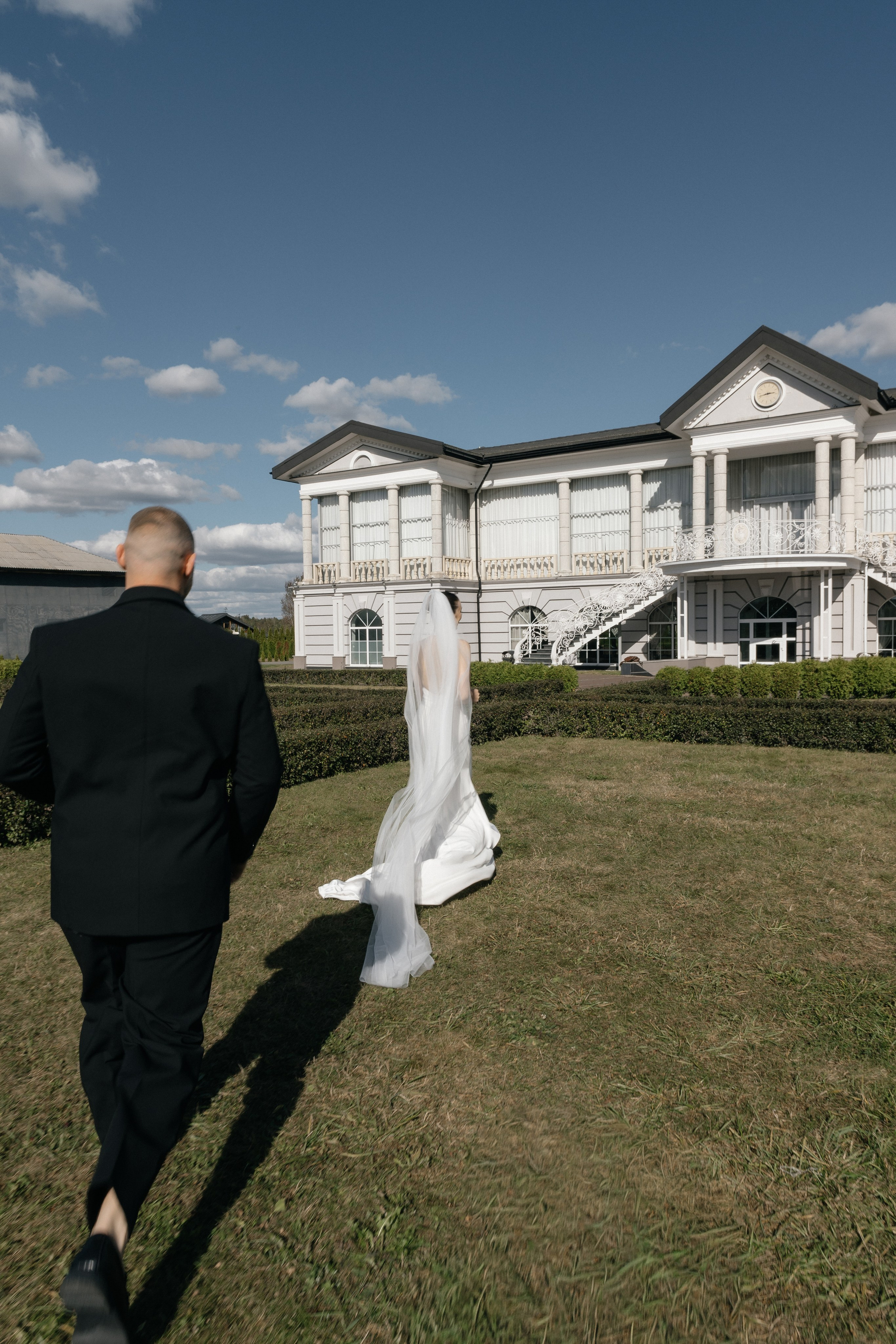 Wedding day in VERSAL PARK. Wedding PHOTOGRAPHER Andrew Vnukov