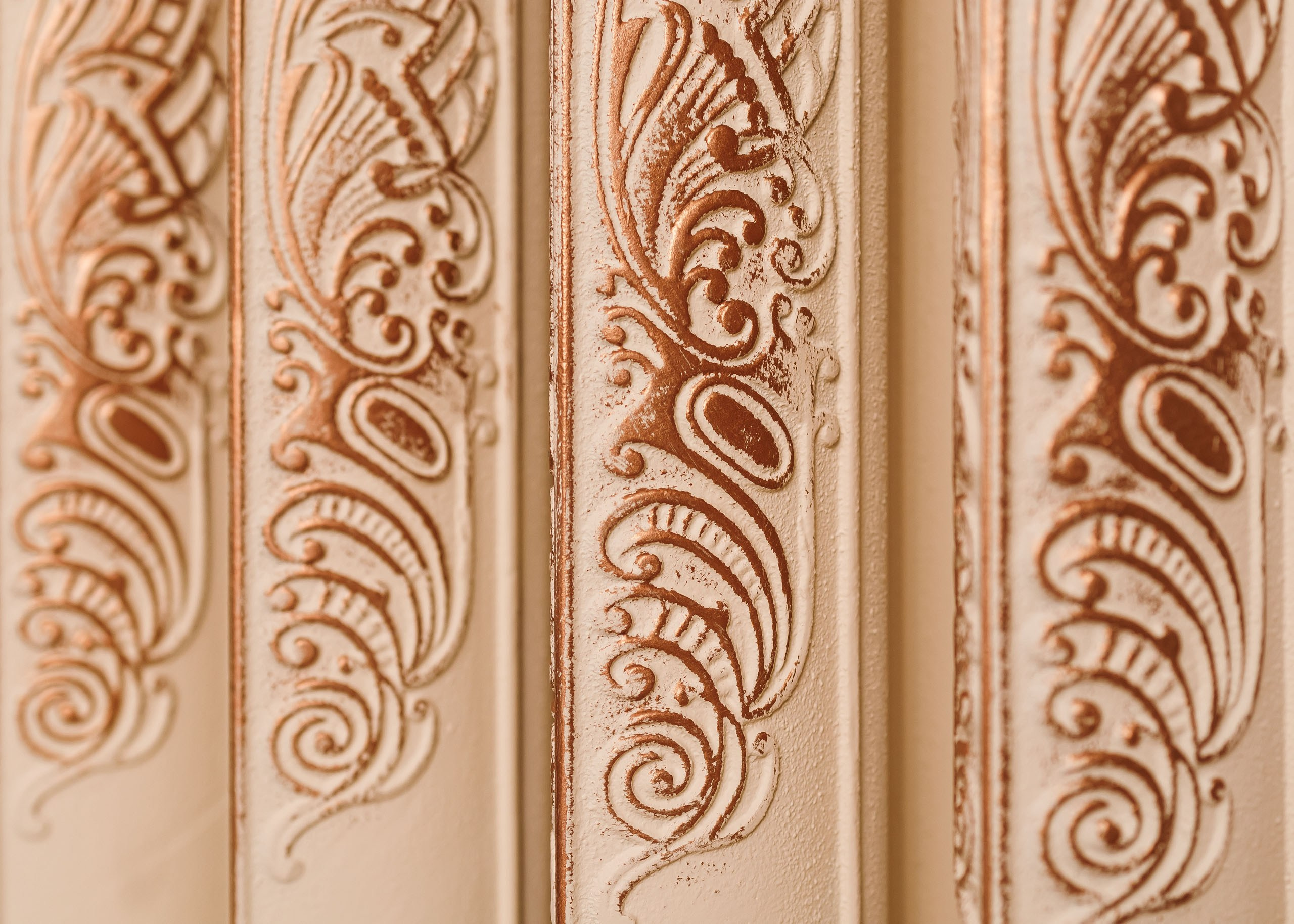 Предметные фотографии дизайнерских радиаторов отопления в стиле ретро