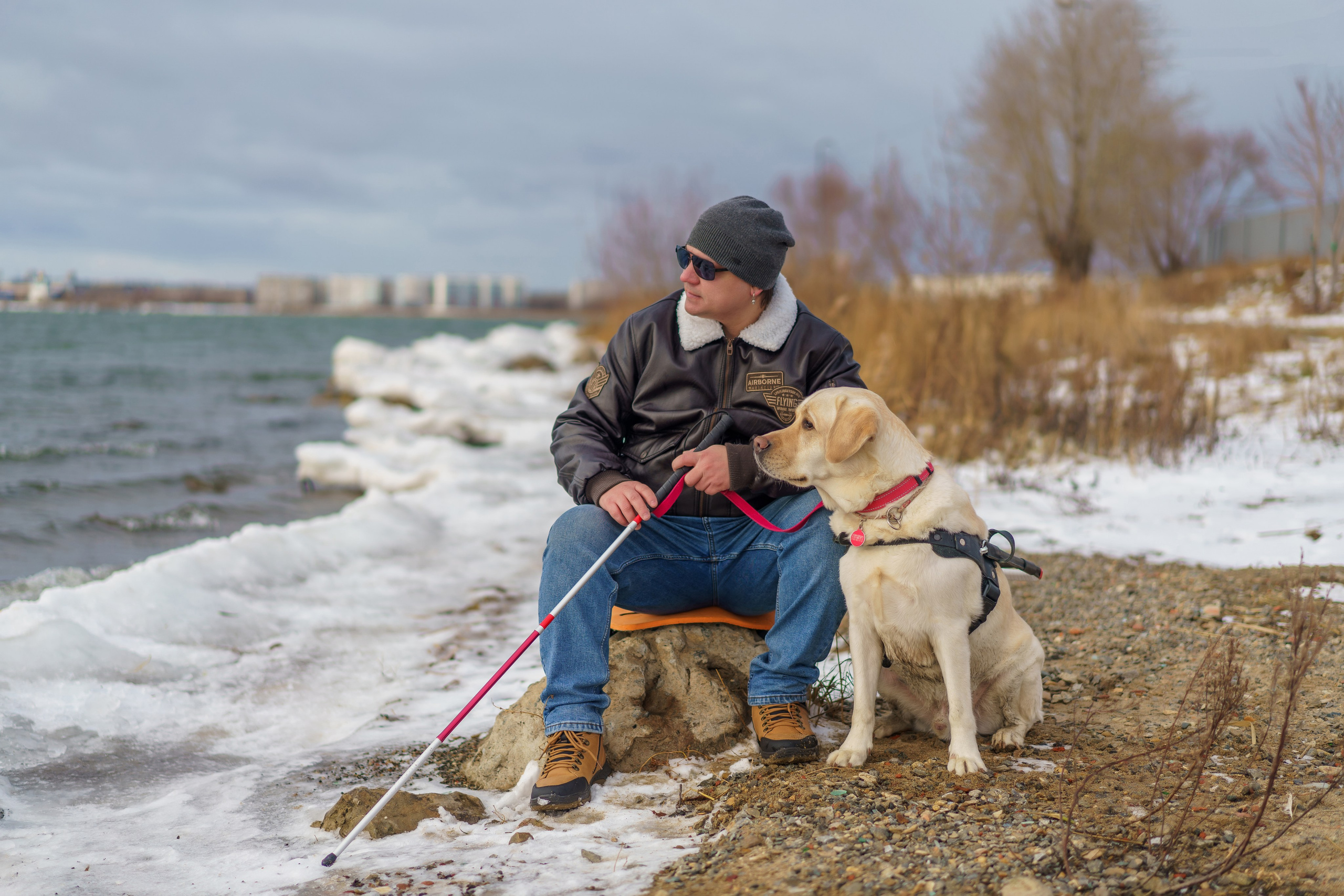 Юрий и собака-поводырь Ямал. Фотограф Челябинск · Ольга Серебрякова