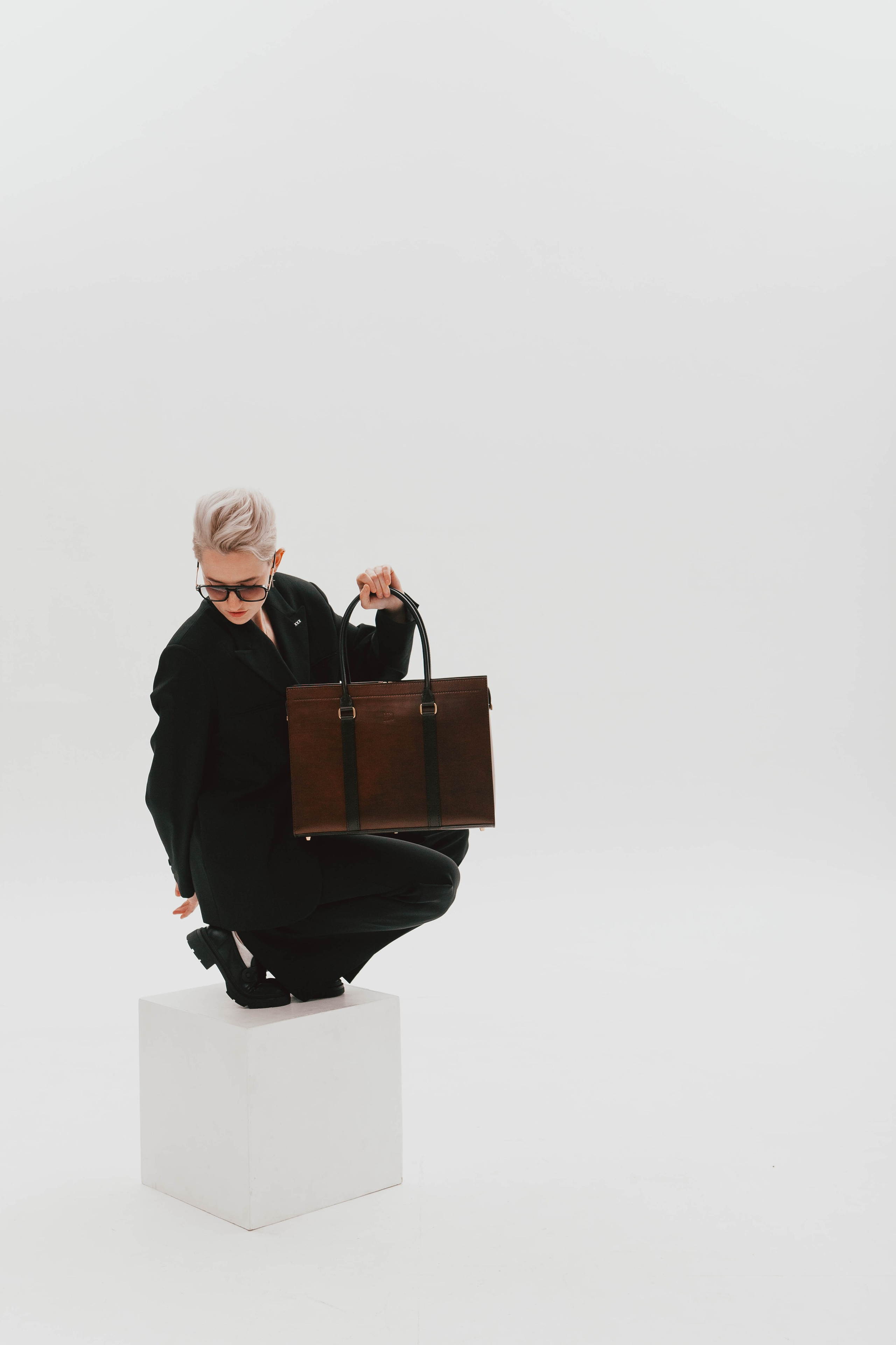 Анна Гречаная и изделие Дана Настаса 💼. Фотограф Ольга Крукле