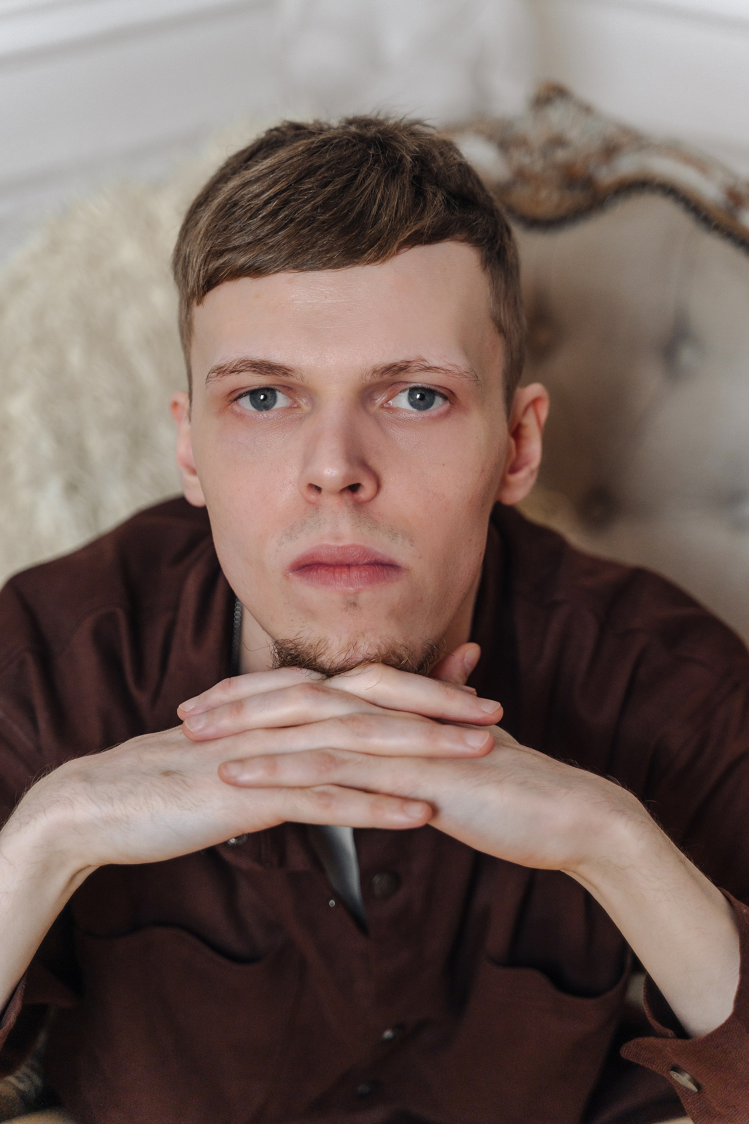 Зимняя фотосессия лавстори с предложением руки и сердца в фотостудии