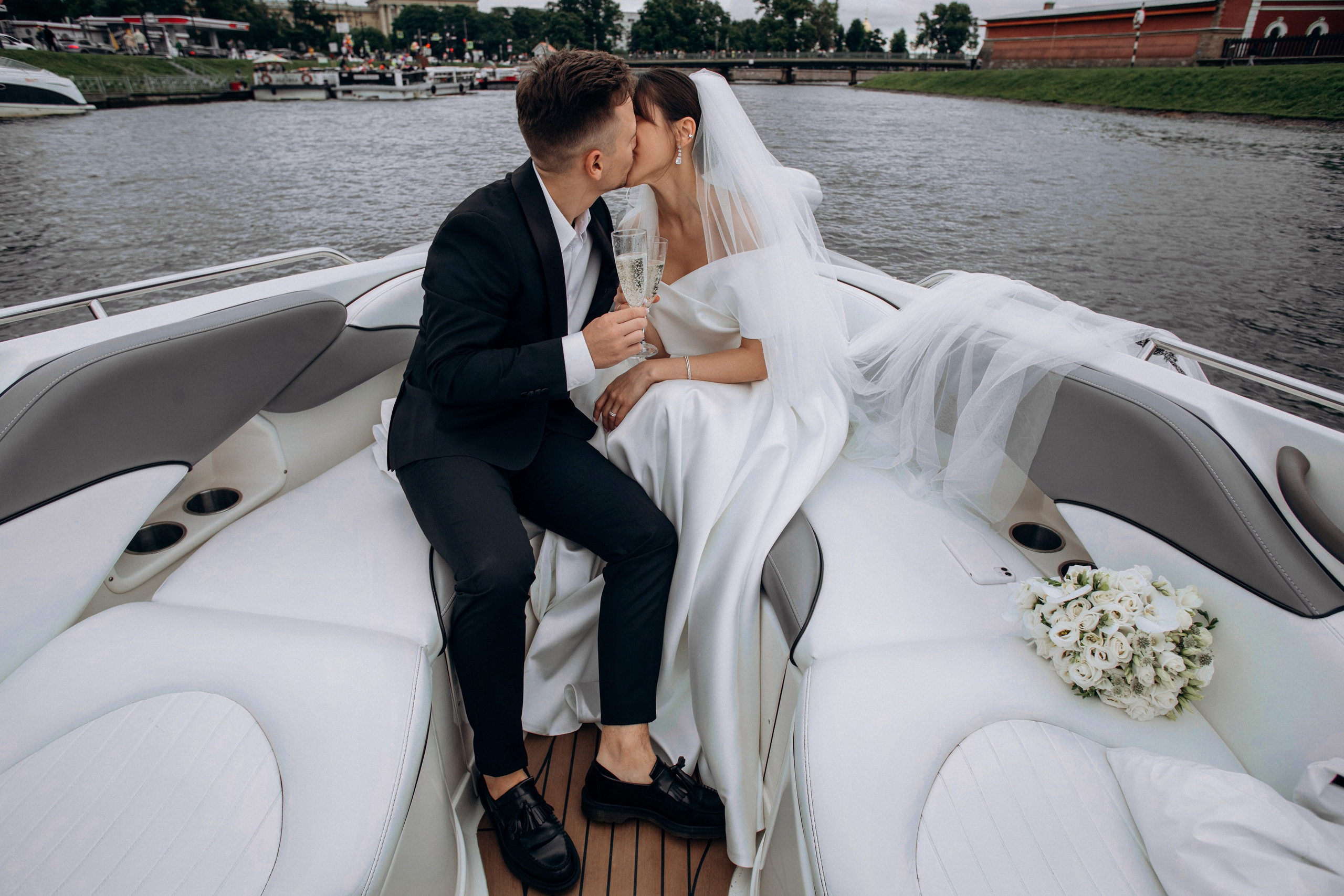 Свадьба на катере. Свадебный фотограф в Санкт-Петербурге Вика Стукачева