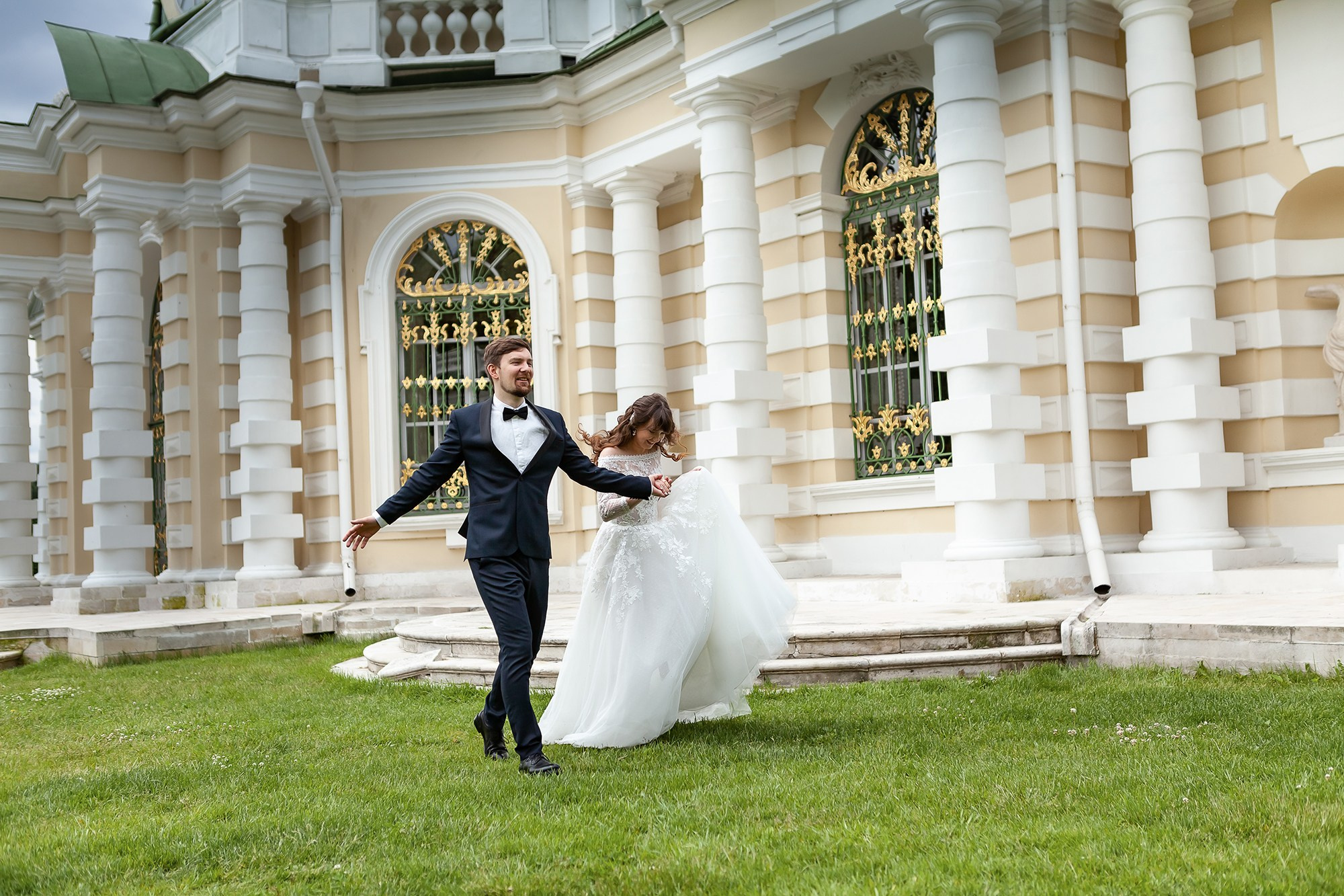 Жених и невеста бегут по траве