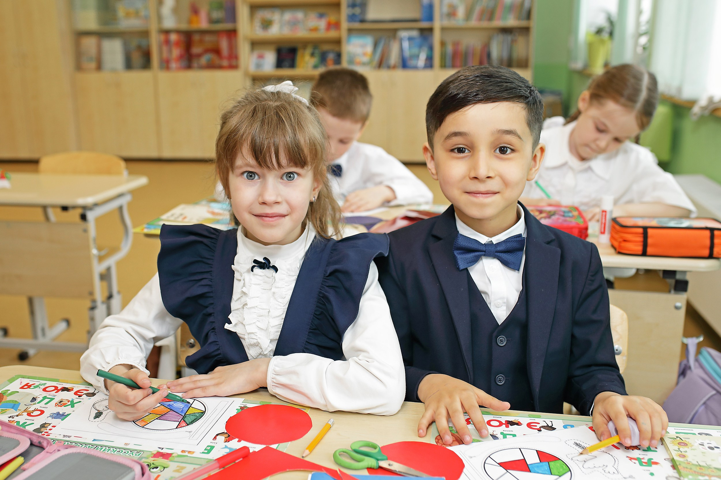 первоклассники за партой