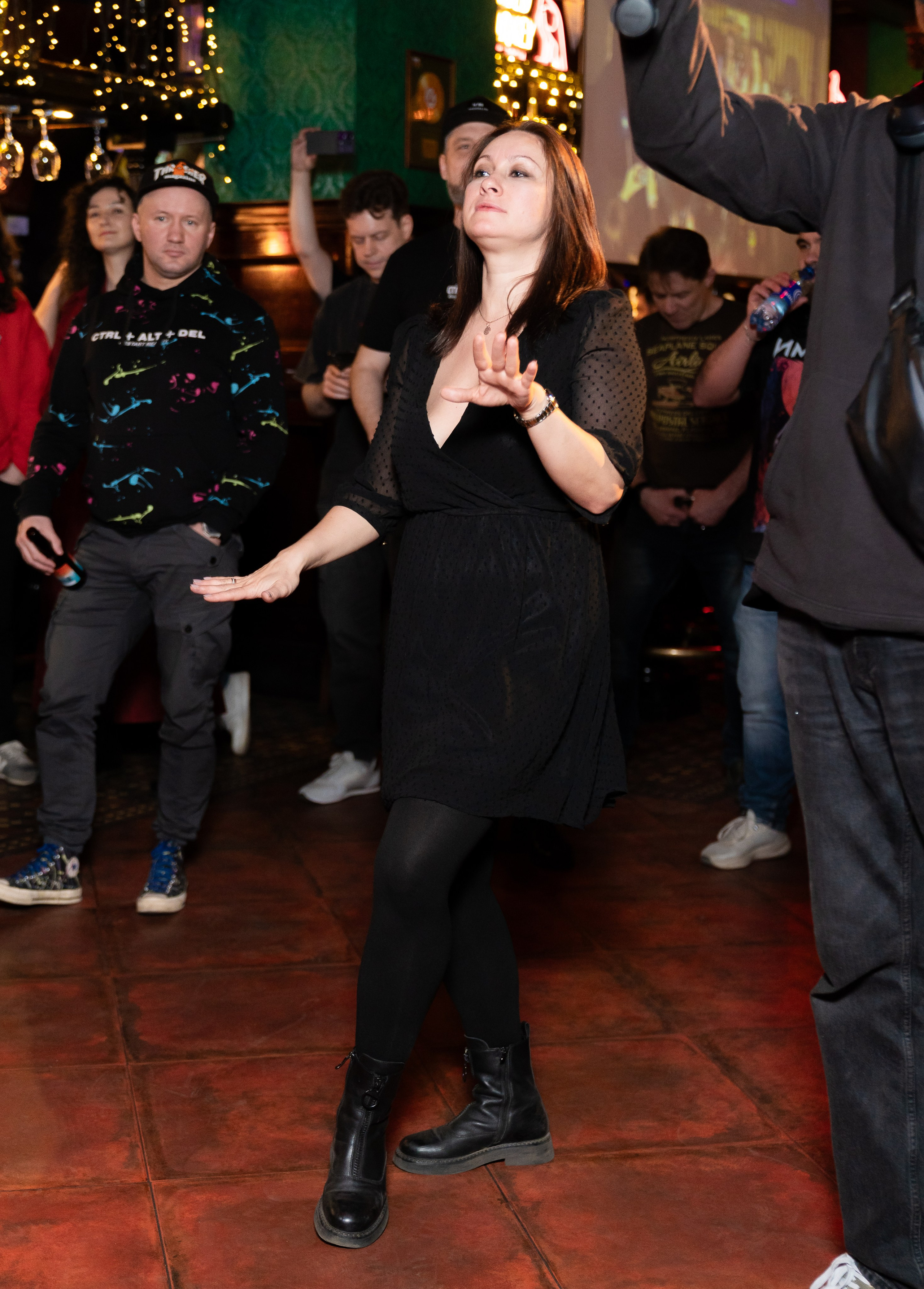 Танцующая девушка на концерте Васи Васина в Douglas Bar. Фотография Евгения Мальцева.