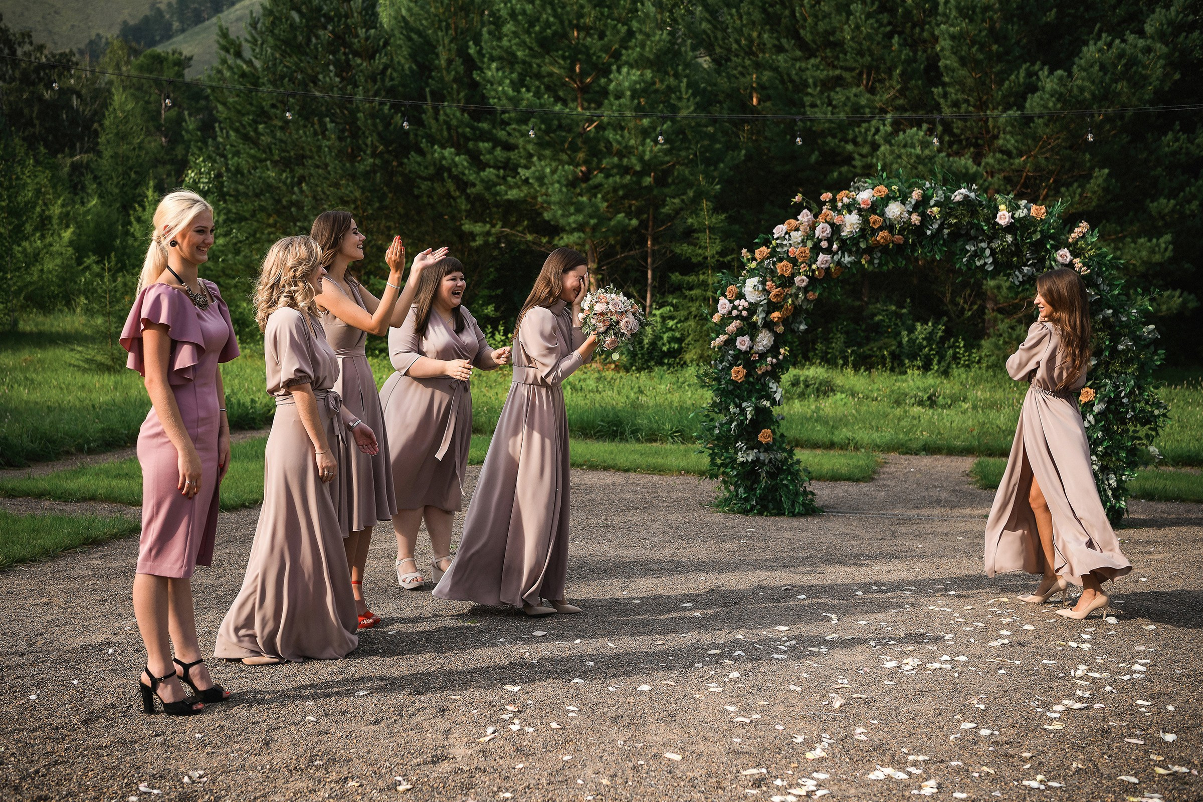 🌄 Демьян и Катя — свадьба в нацпарке "Столбы" | Веселый банкет и эпичные фото на скалах. 📸 Свадебный и семейный фотограф в Красноярске Тихомиров Евгений | 17 лет опыта | 800+ свадеб