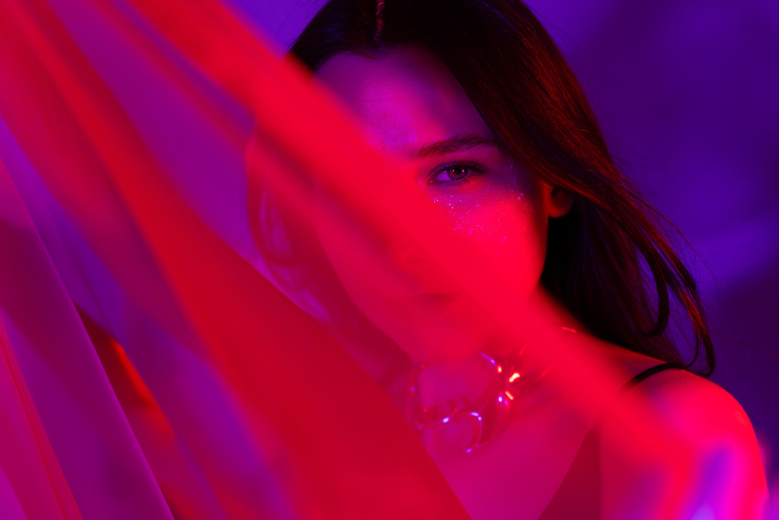 Портретное арт фото девушки с цветным светом в стиле киберпанк в фотостудии Молоко