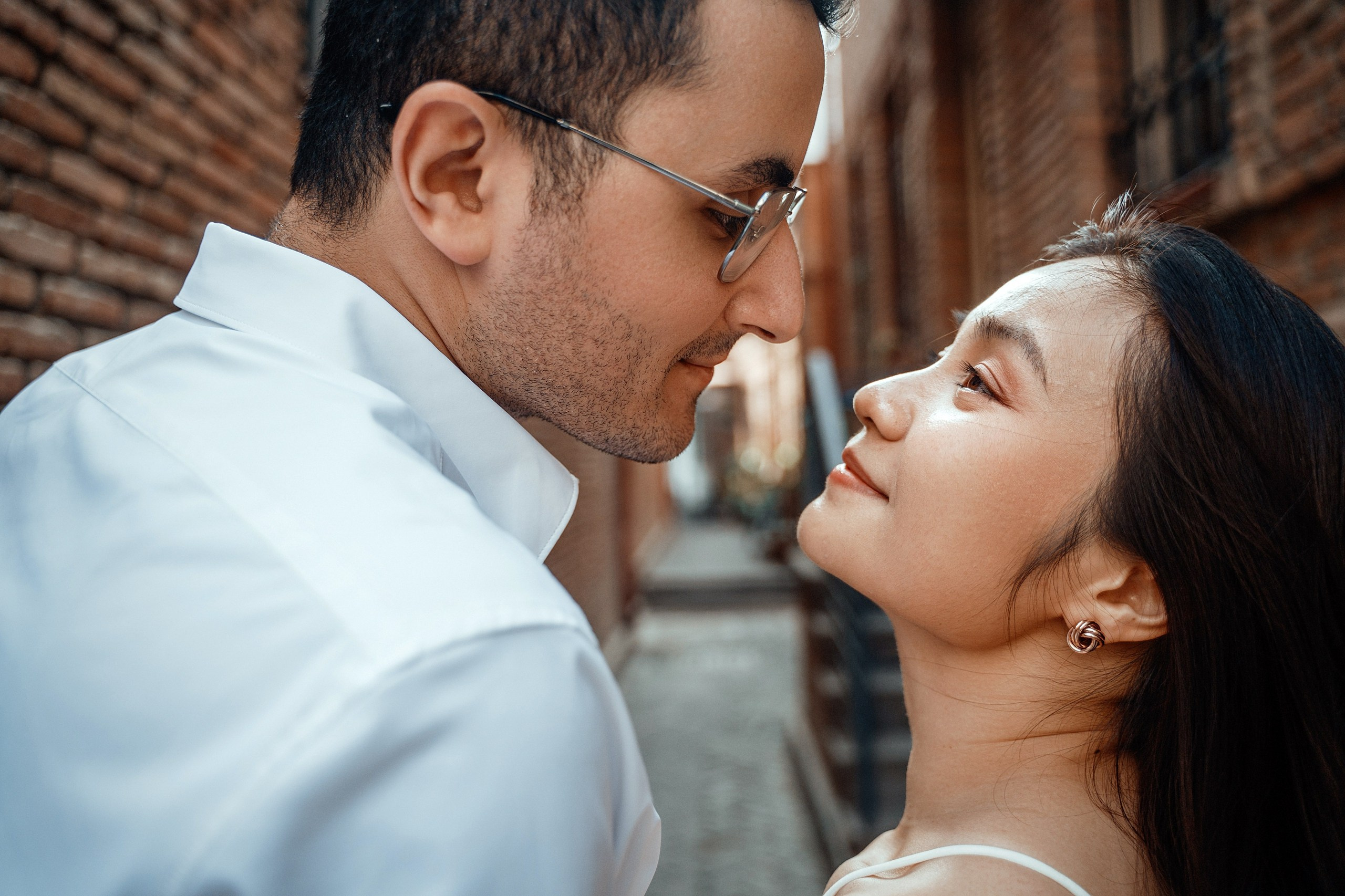 Alaeddine & Matika on the Peace Bridge in Tbilisi. Photographer Sergey Otkrytyi in Batumi & Tbilisi