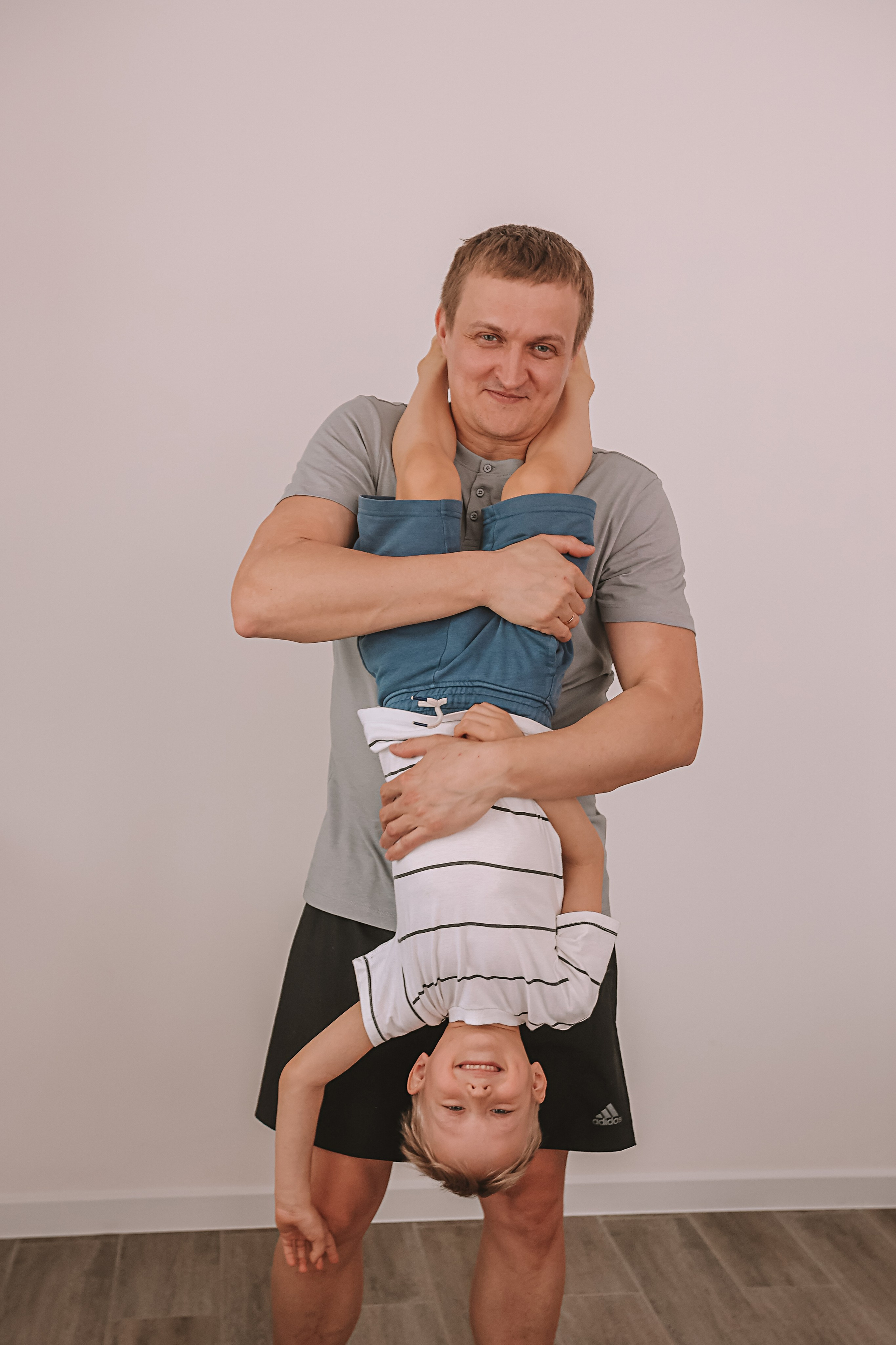 Семейная в домике (репортаж). Семейный фотограф Тюмень, фотограф на роды Салмина Мария