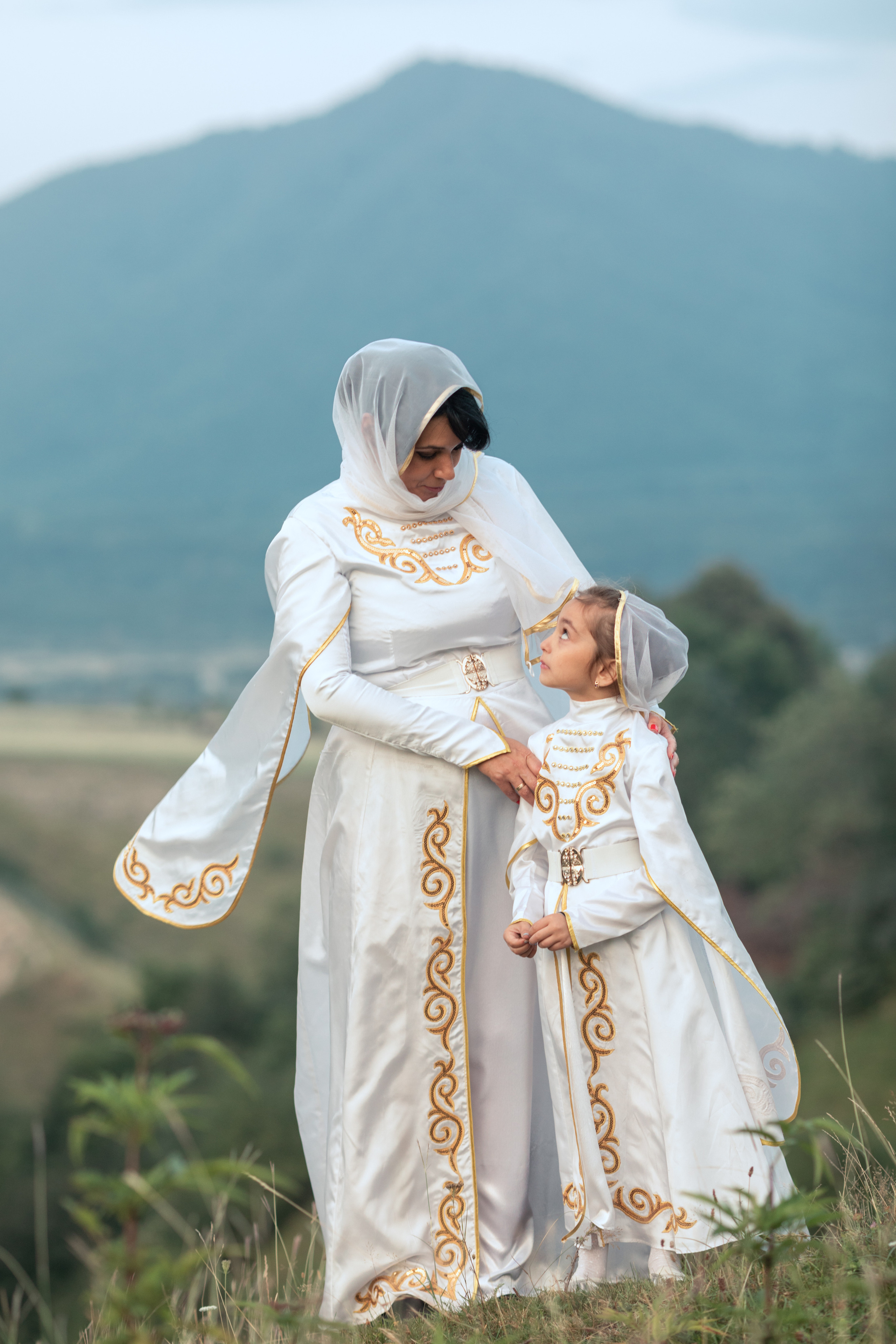 Семейная фотосессия в осетинских национальных костюмах. Фотограф во Владикавказе Юрий Геворгизов