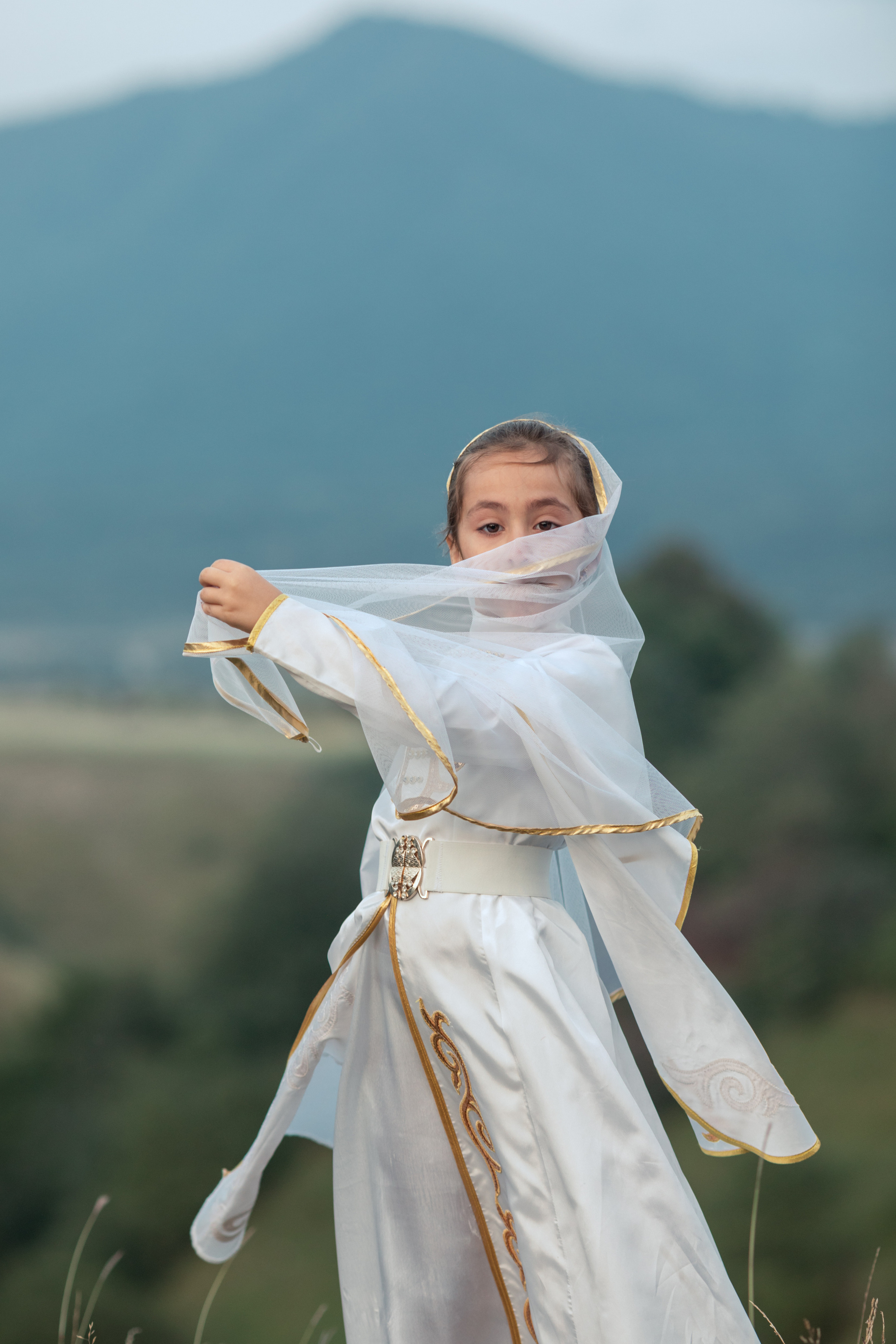 Семейная фотосессия в осетинских национальных костюмах. Фотограф во Владикавказе Юрий Геворгизов