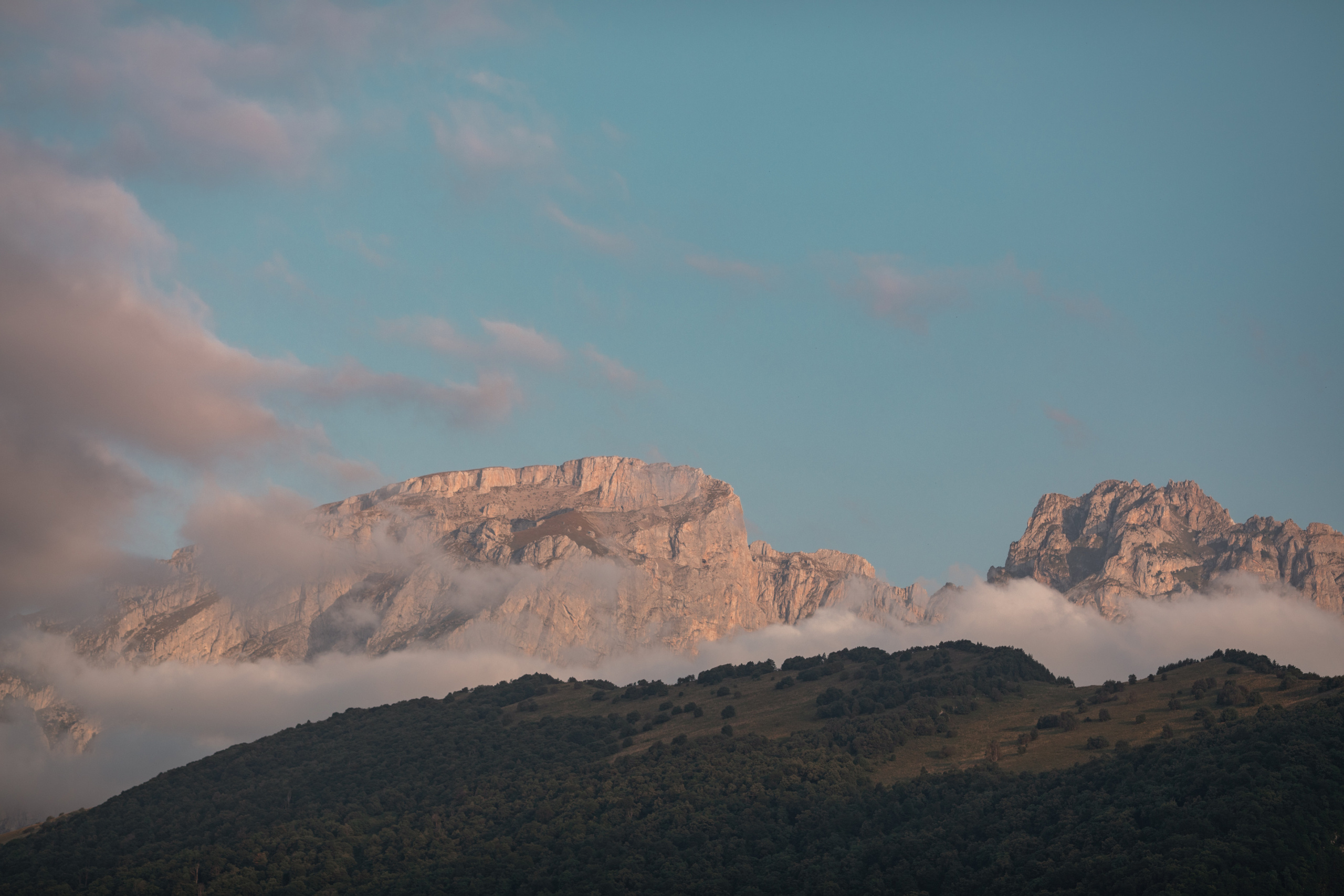 Семейная фотосессия в осетинских национальных костюмах. Фотограф во Владикавказе Юрий Геворгизов