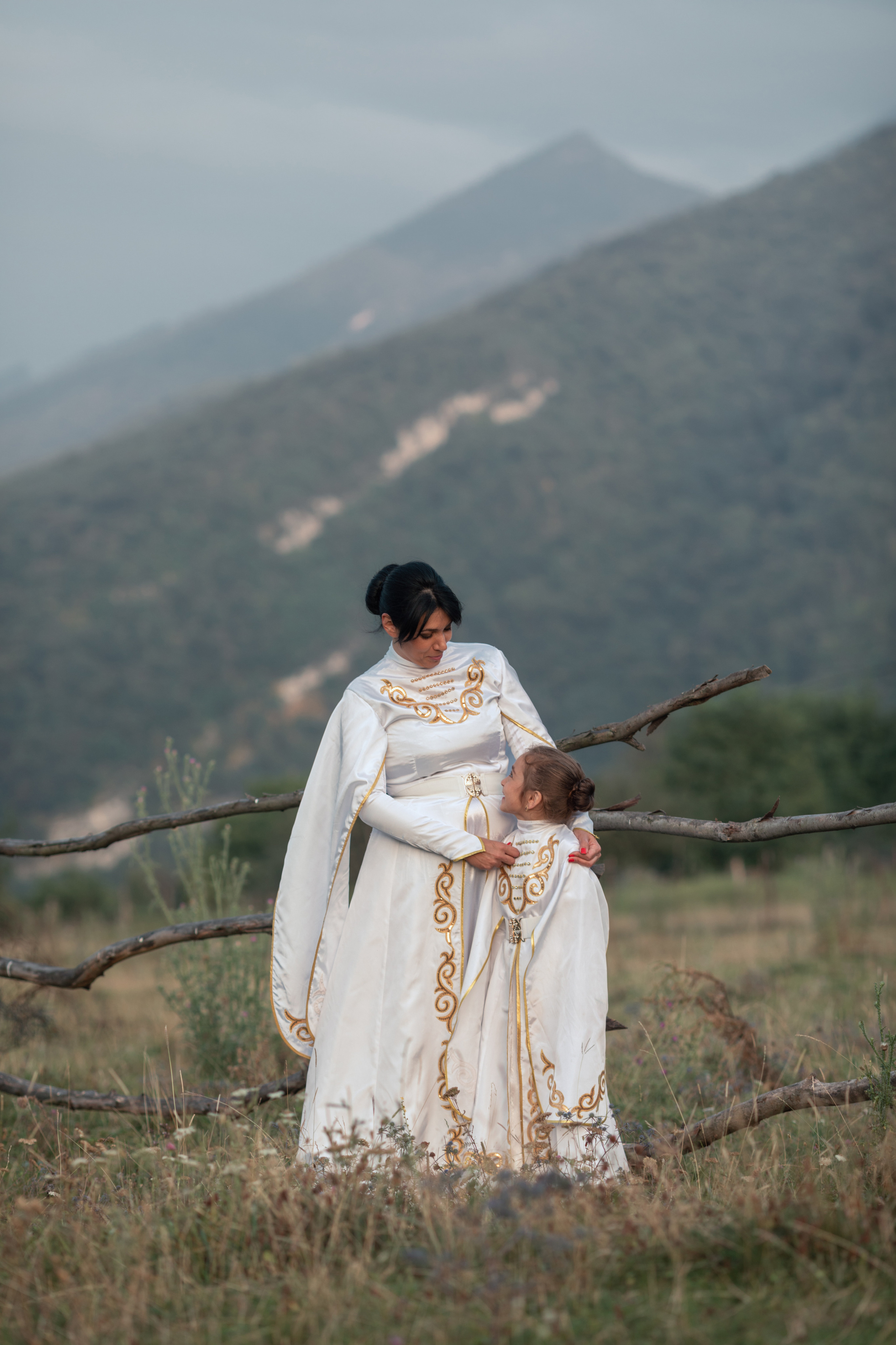 Семейная фотосессия в осетинских национальных костюмах. Фотограф во Владикавказе Юрий Геворгизов