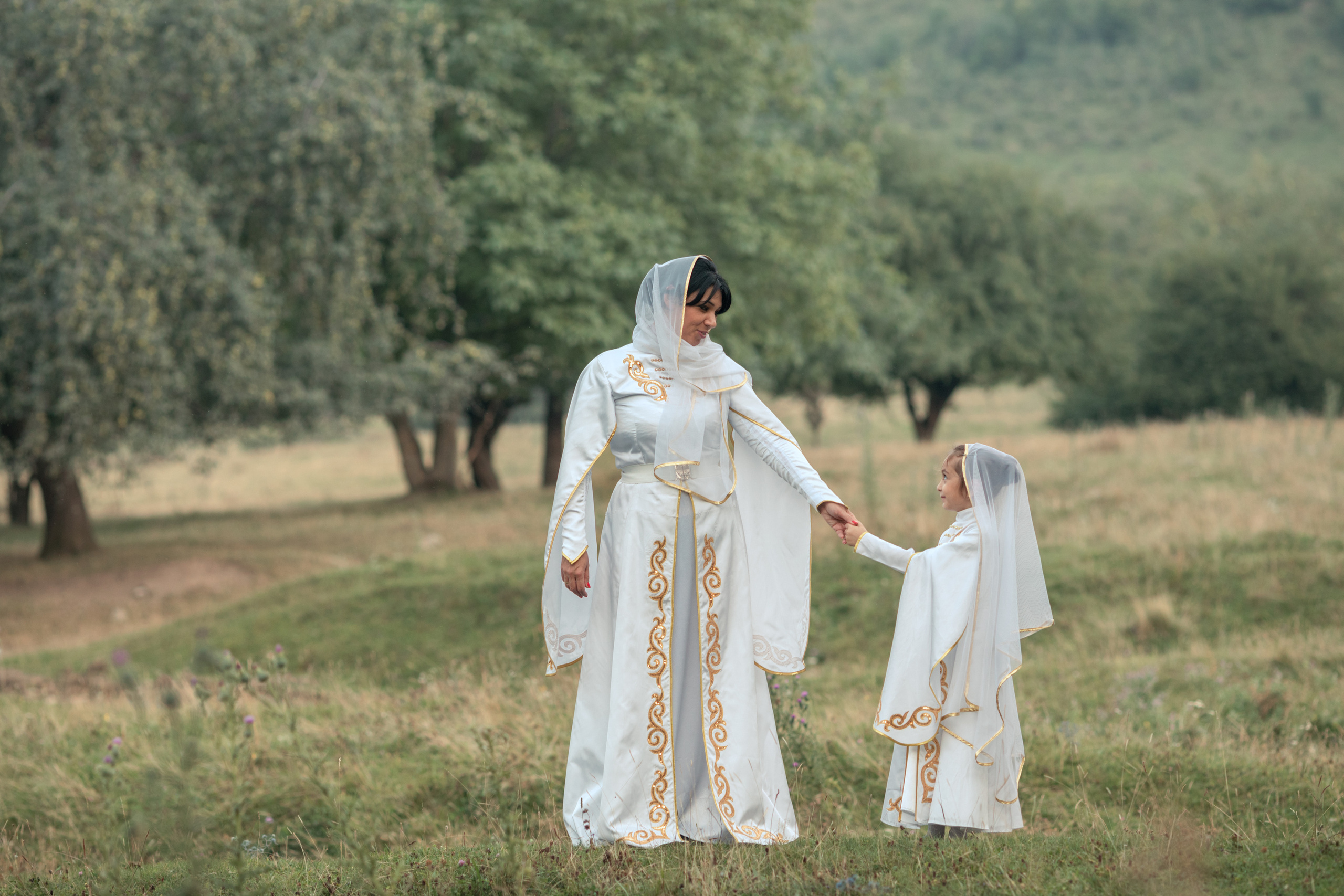 Семейная фотосессия в осетинских национальных костюмах. Фотограф во Владикавказе Юрий Геворгизов