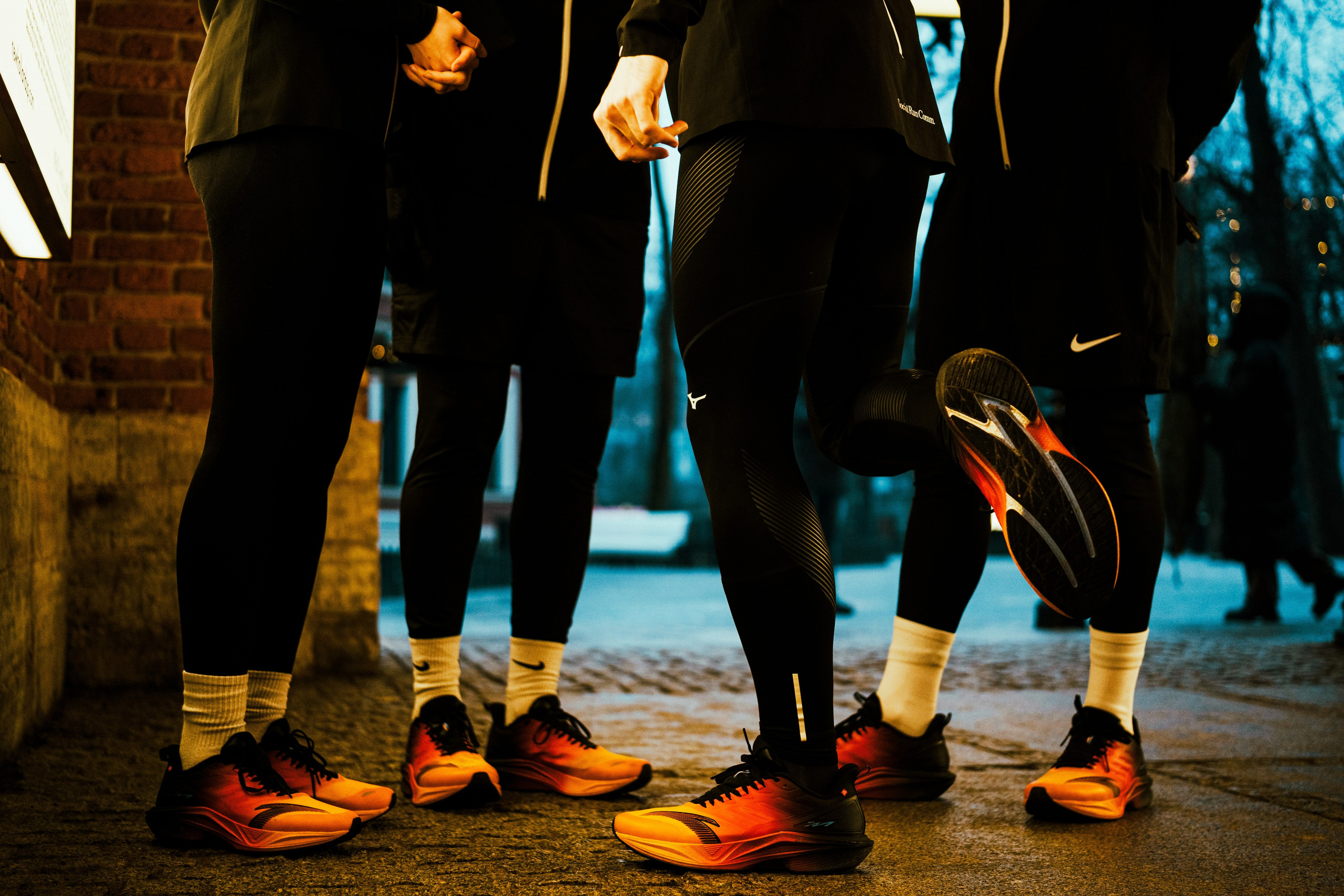 Social Run Community x Anta. Зимняя городская новогодняя фотосессия спортивной одежды от бегового клуба social run community. Портретный и репортажный фотограф в Санкт-Петербурге Смоляков Максим