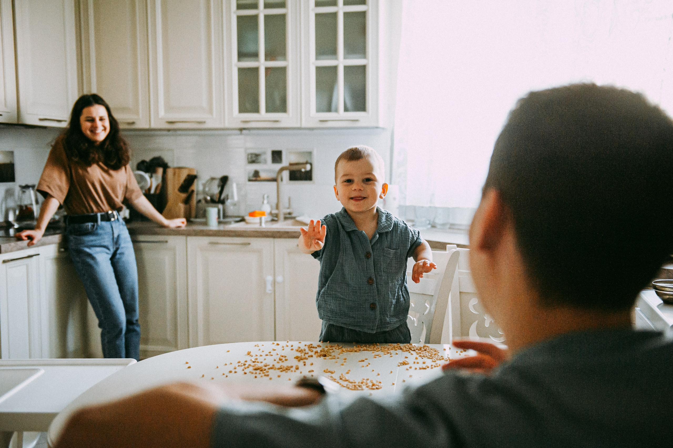 ребенок окруженный вниманием родителей, домашняя фотография