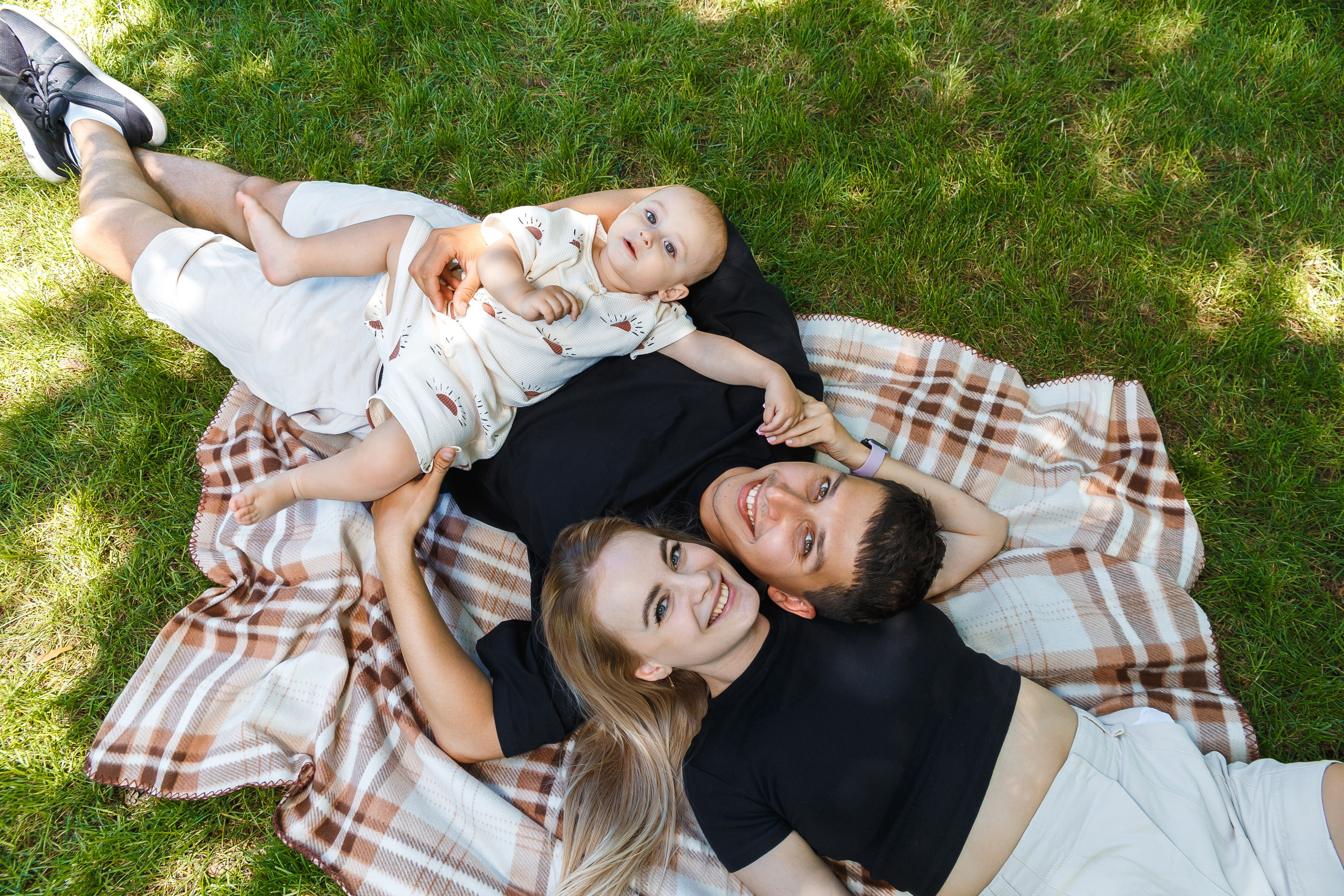 Марку 1 год и он проводит время с родителями в парке. Событийный фотограф Максим Бескоровайновнов