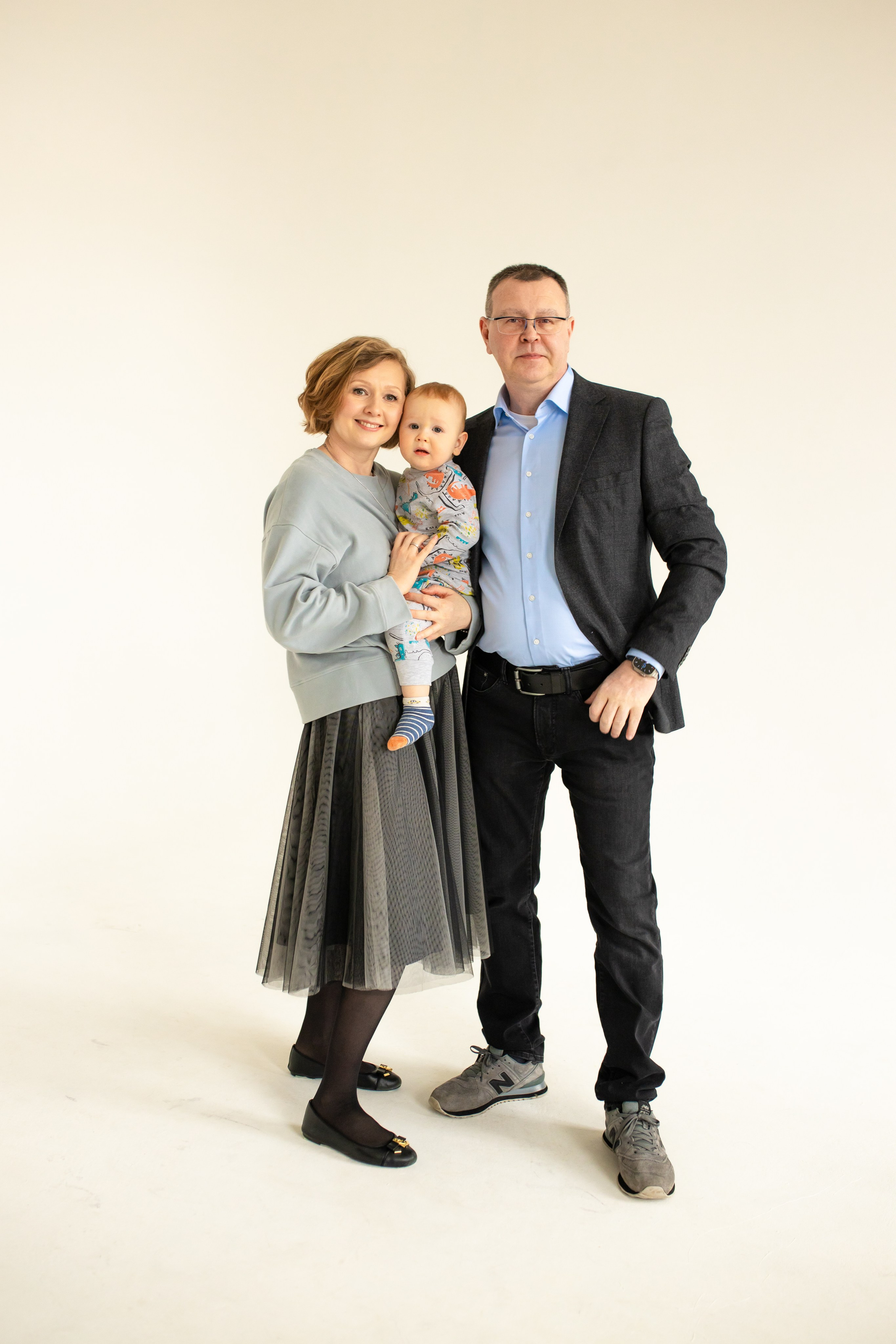 Семейная фотосессия на циклораме с естественным светом. Фотограф в Железнодорожном и Балашихе