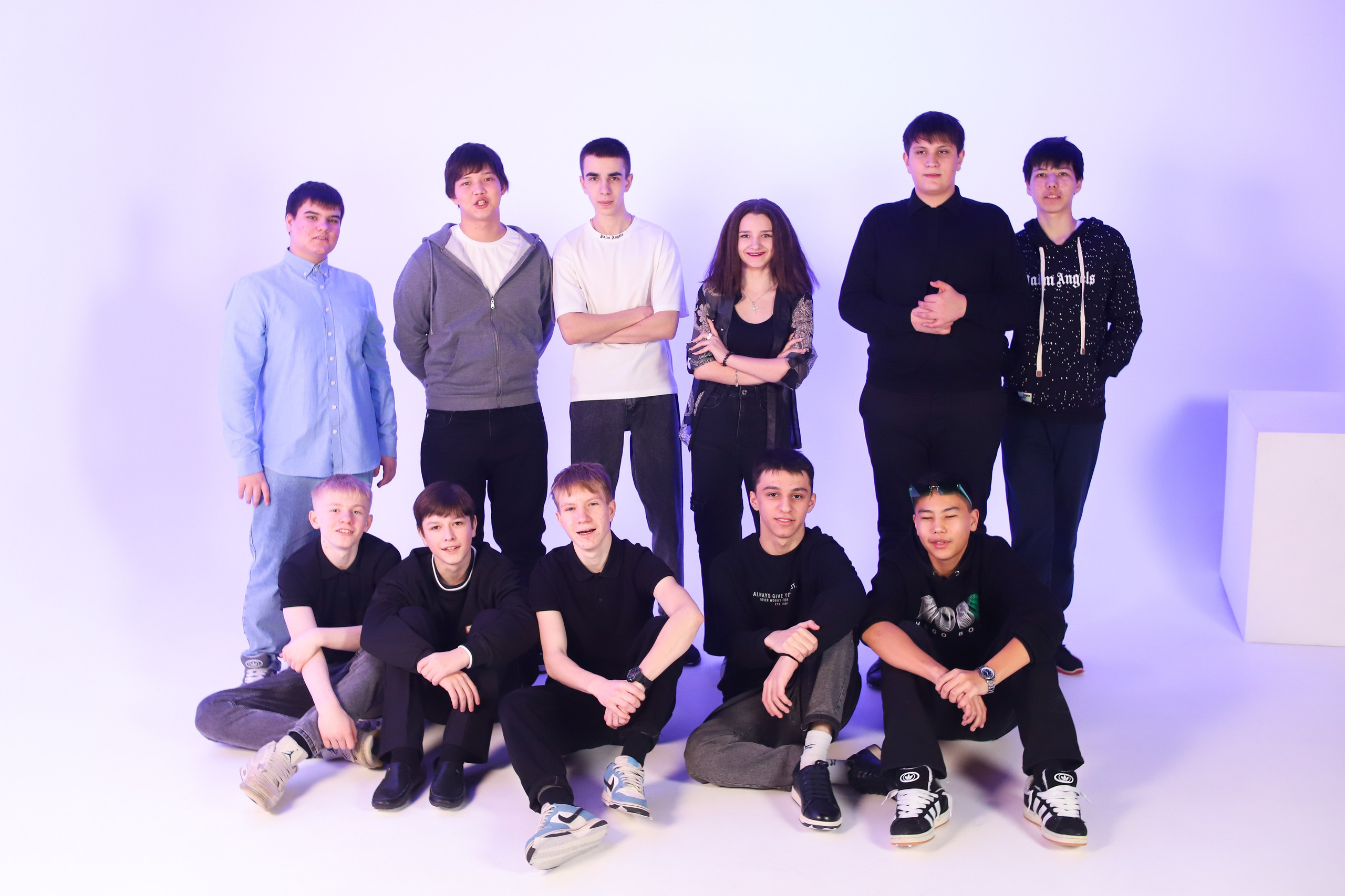 9 Класс в студии с неоном и белой циклорамой. Фотограф в Сургуте Брызгунова Анастасия