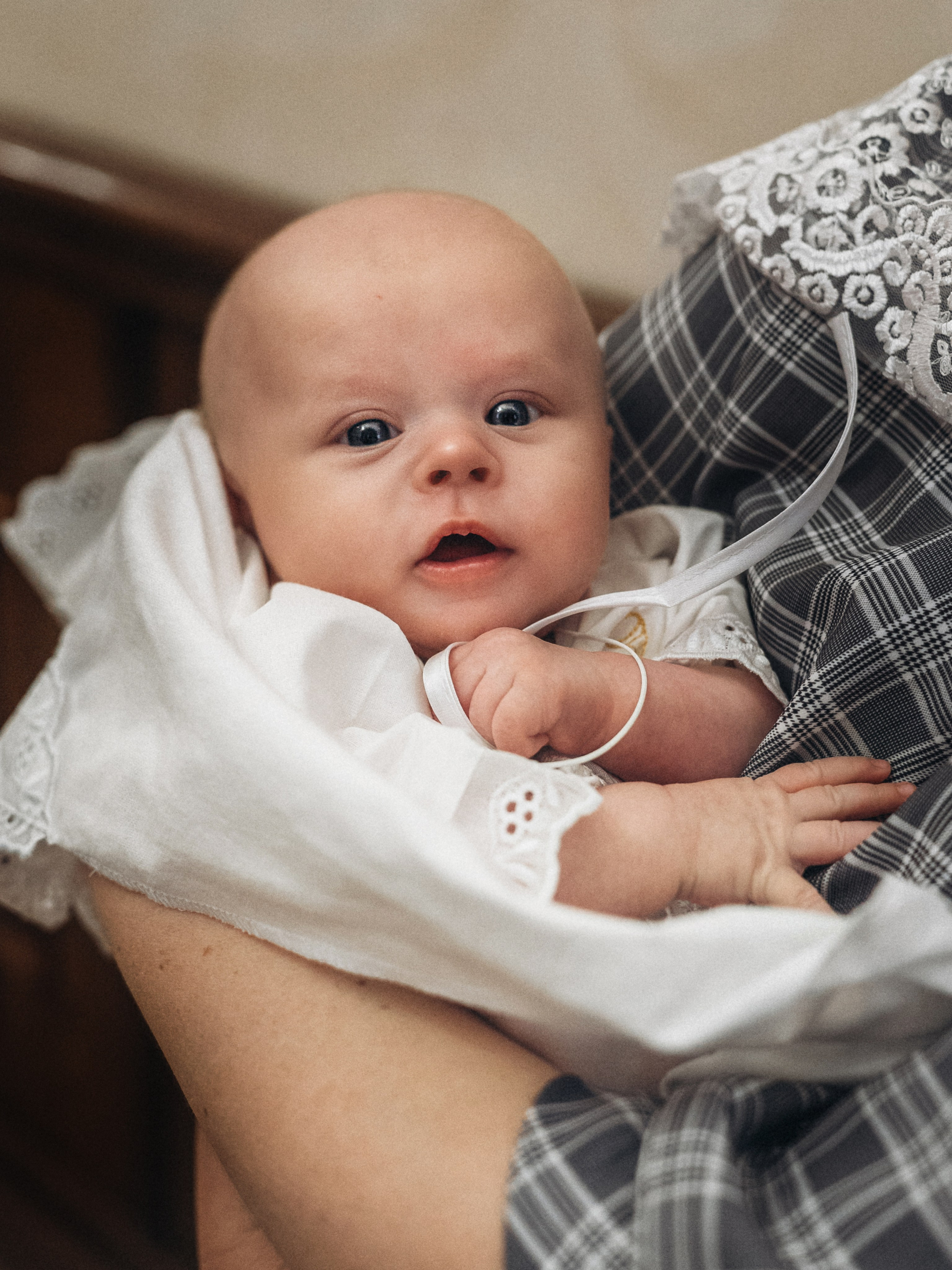 фотосессия крещения, фотограф таинства крещения Москва, ребенок с мамой крещение, фотограф на крещение Королев,  фотограф на таинство Крещения Мытищи, фотограф крещения Мытищи