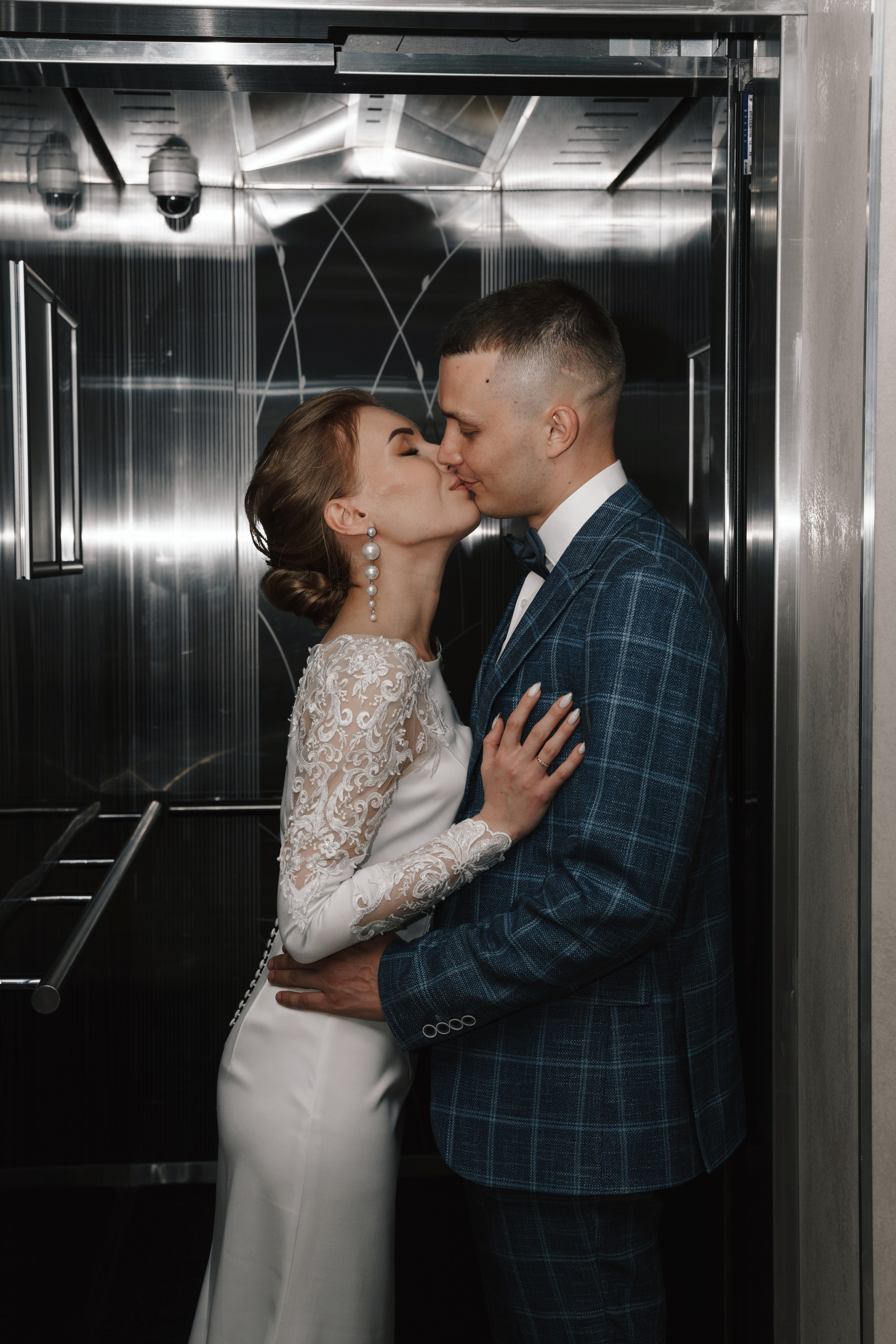 Съемка пары в лифте отеля со вспышкой