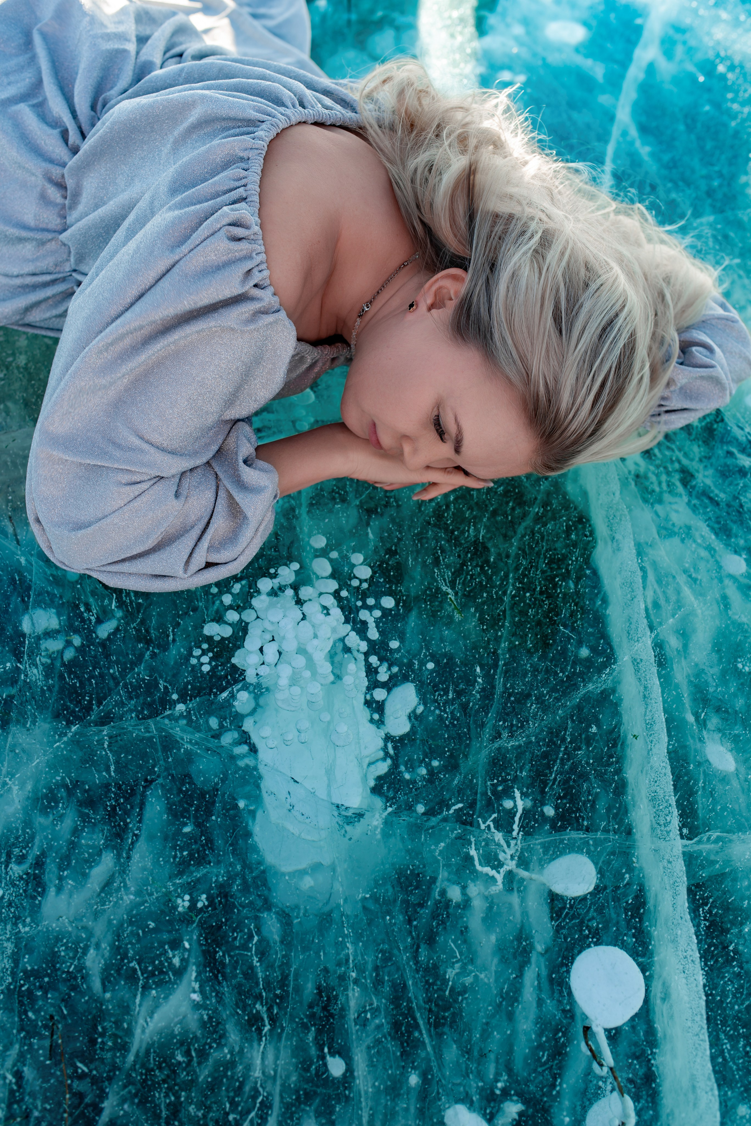 Платье летящее со шлейфом серебристого цвета напрокат на Байкал