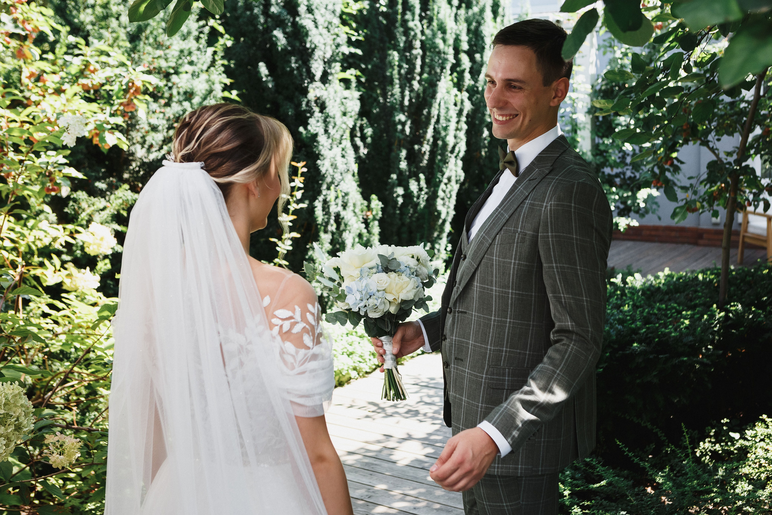 Первая встреча жениха и невесты в гостинице Ида в Таганроге: момент непередаваемых эмоций и радости. Уникальные моменты перед самым важным днем.