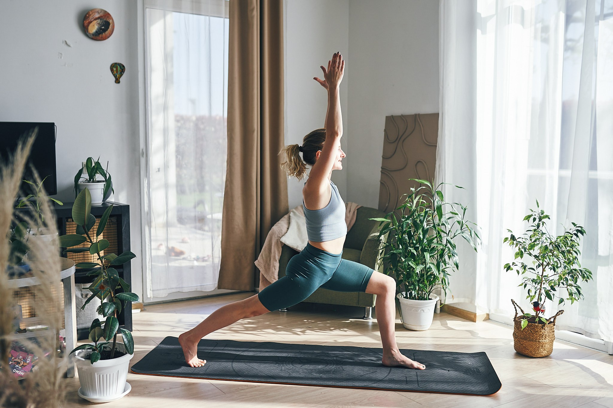 Репортажная съемка йога класса на берегу моря. Фотограф в Сочи Катя Гончарова