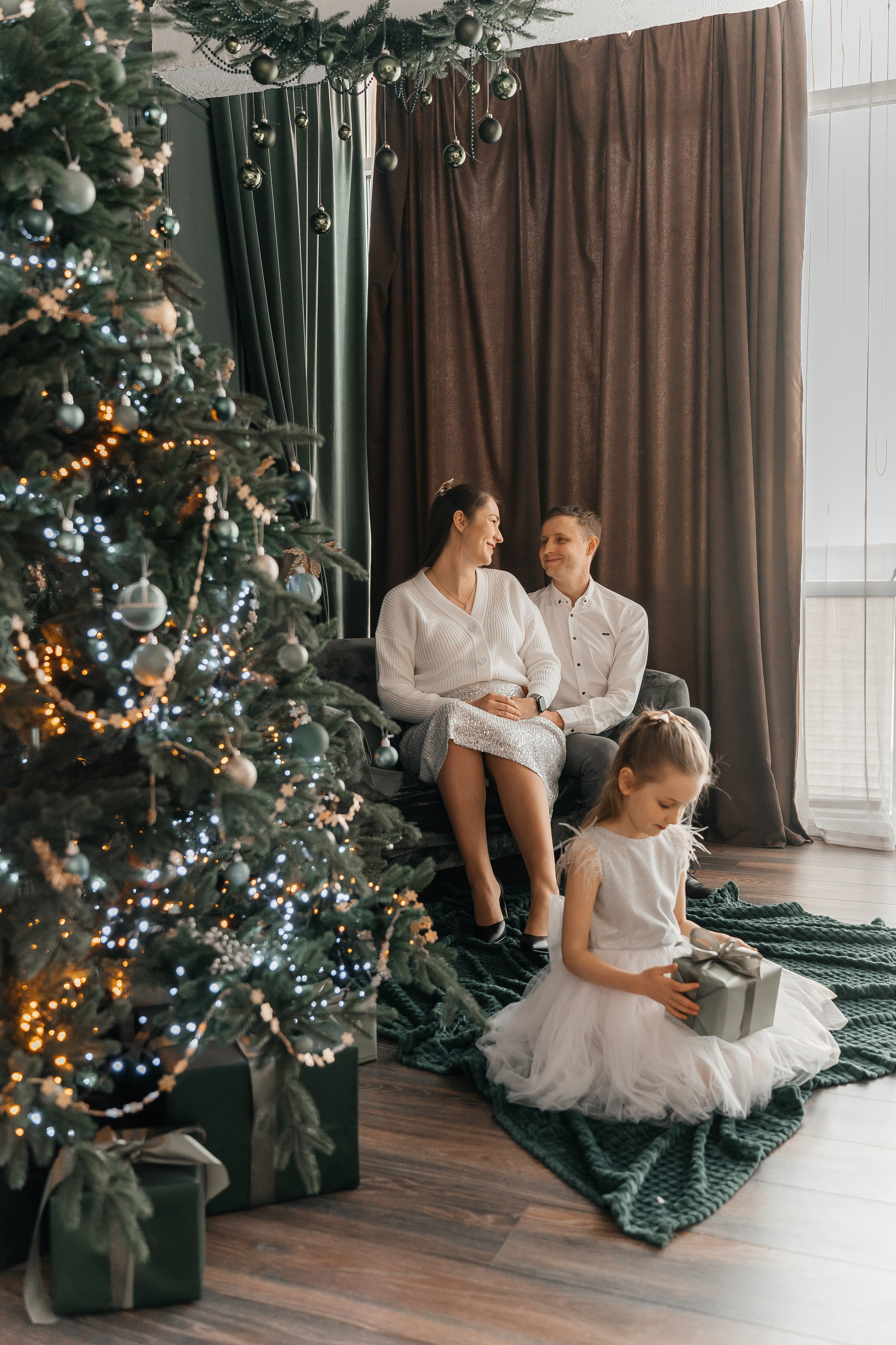 Новогодняя. Для тех, кто не ждёт удачи, а создаёт её. Каждая фотосессия — это твой момент, твой стиль, твой успех. 📸