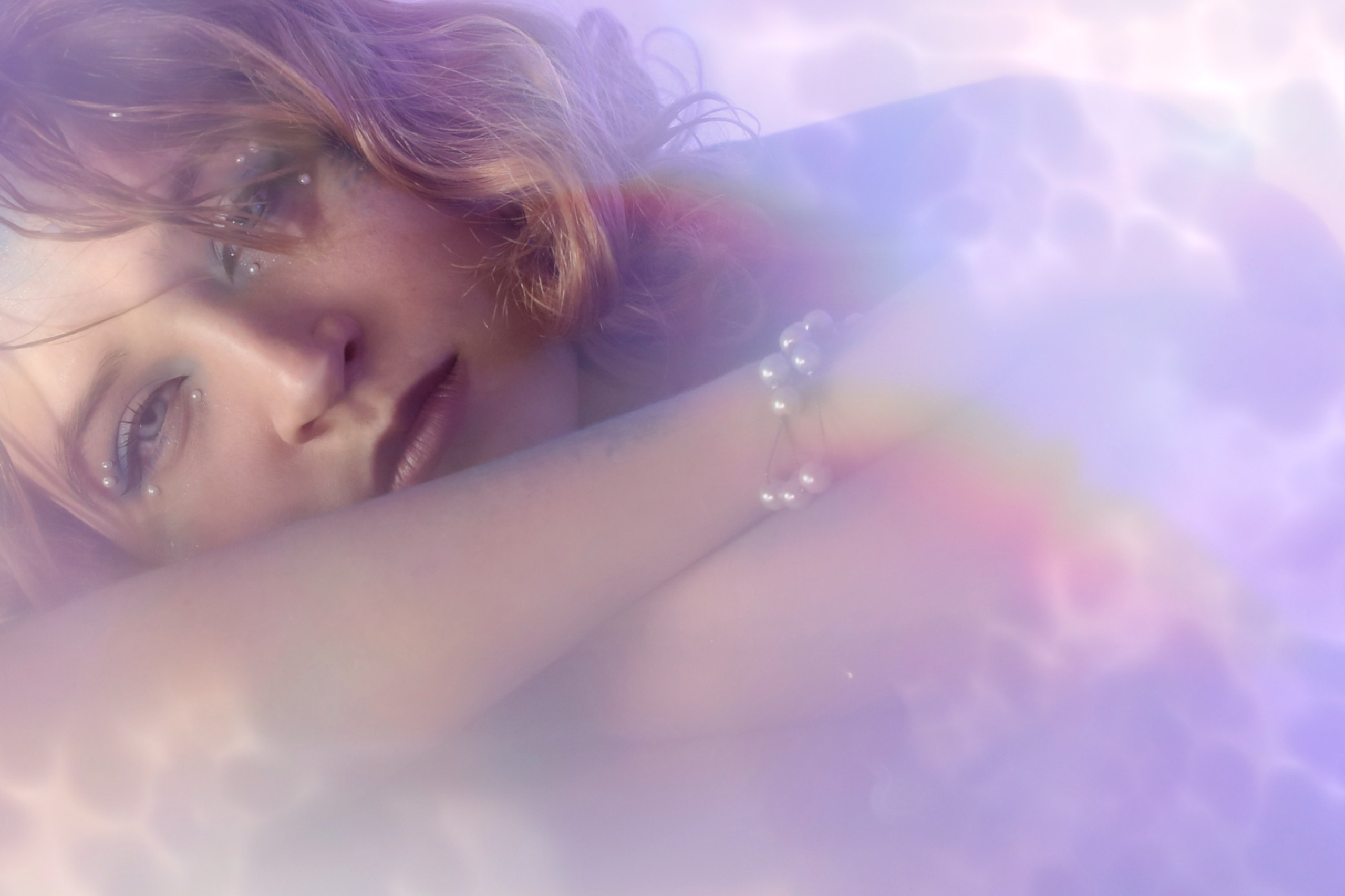 Творческая фотосессия «Ундина»: девушка в облаках на фоне фиолетового света