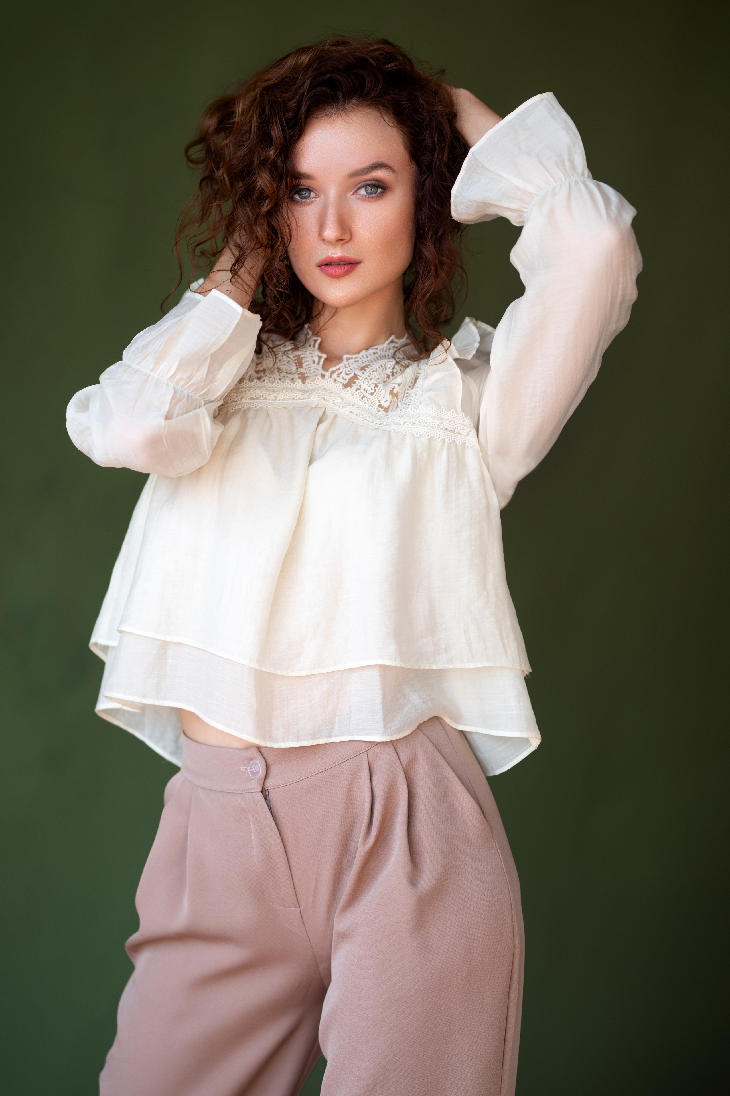 Фотосет с Анастасией в студии с минимальным интерьером в формате для «себя»