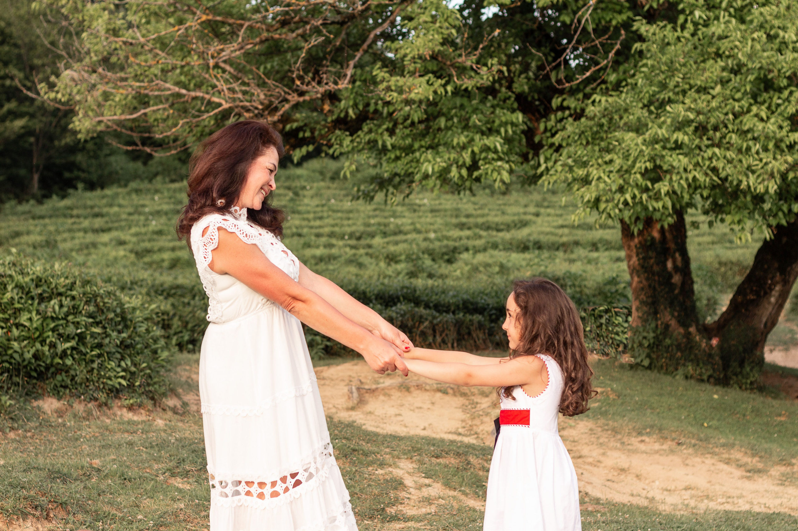 Мама с дочкой встречают закат в горах. Семейный фотограф в Сочи, Лоо, Дагомысе, Вардане Кучумова Олеся