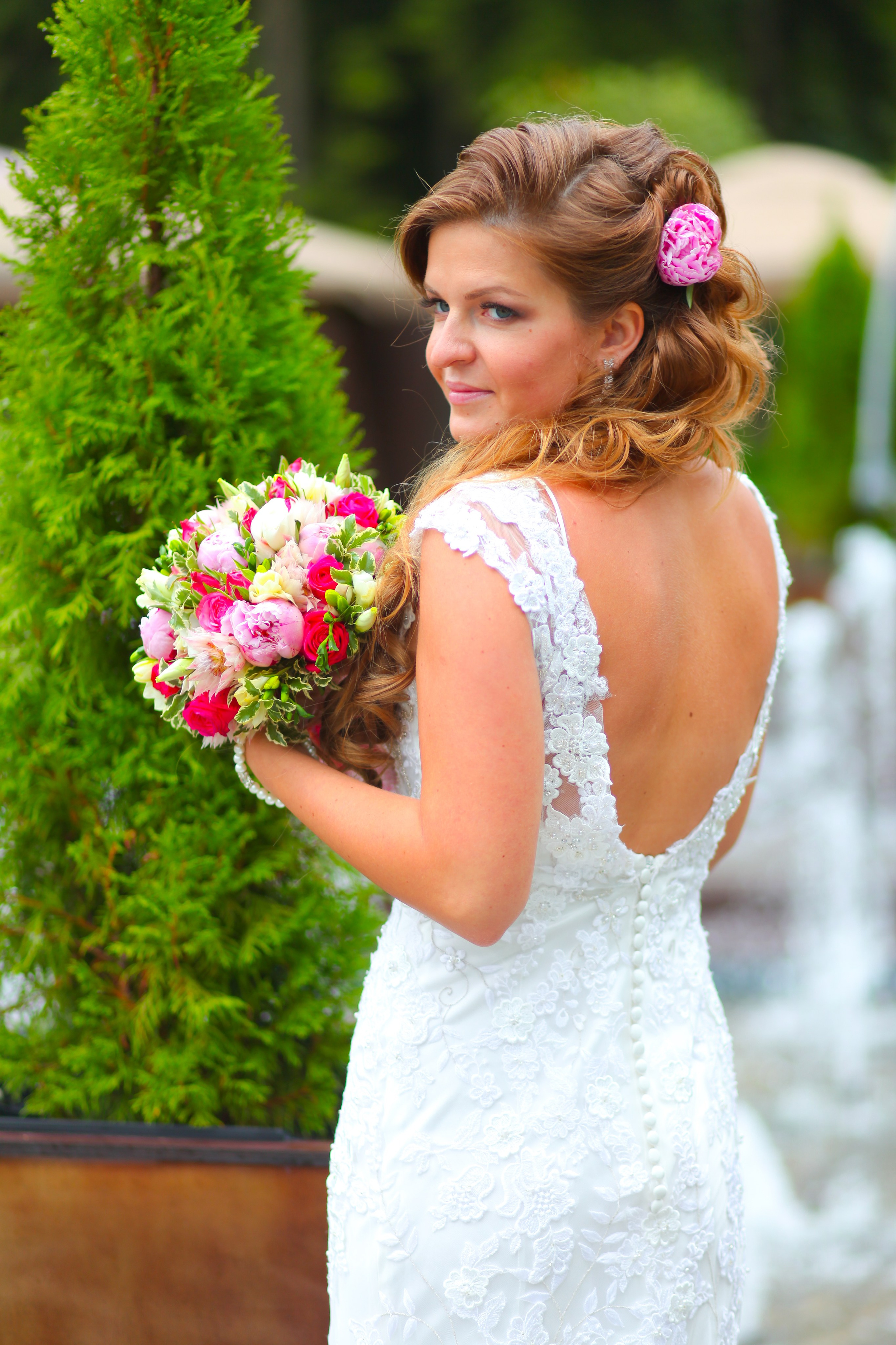 kogan.studio - невеста с букетом позирует