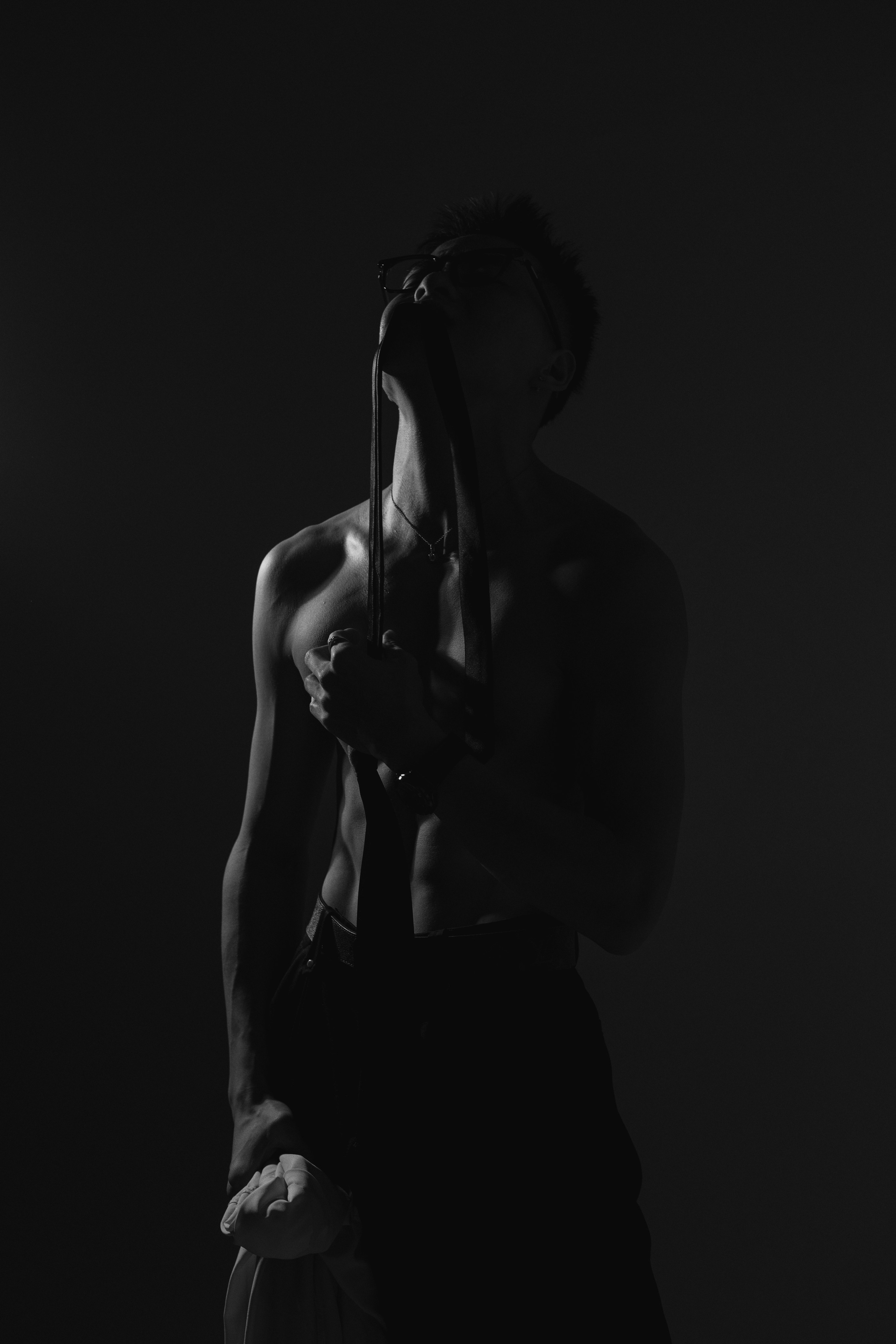 Мужчина с атлетическим телосложением в спортивной позе