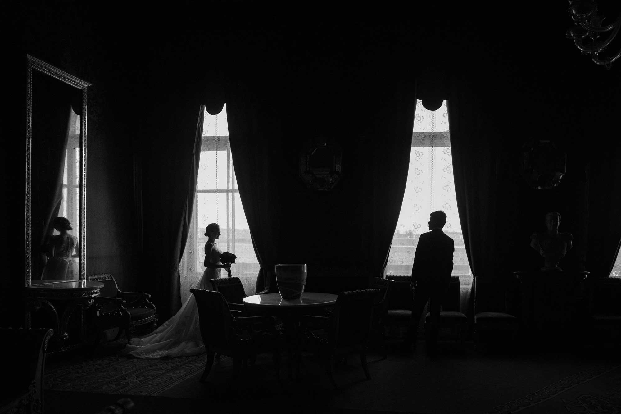 Невеста и жених в малиновой гостиной Дома Ученых в Петербурге