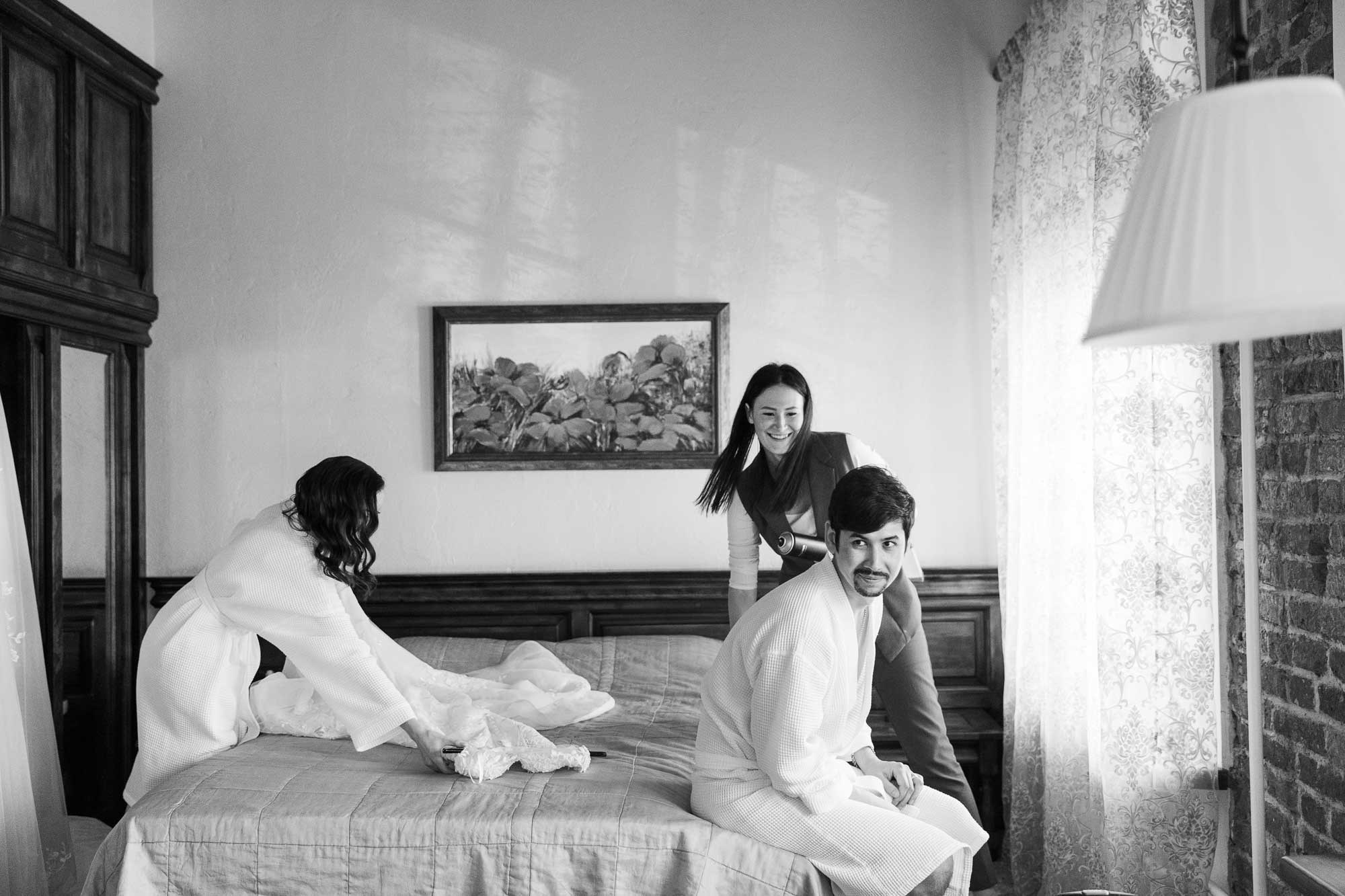 Утро невесты и жениха в отеле