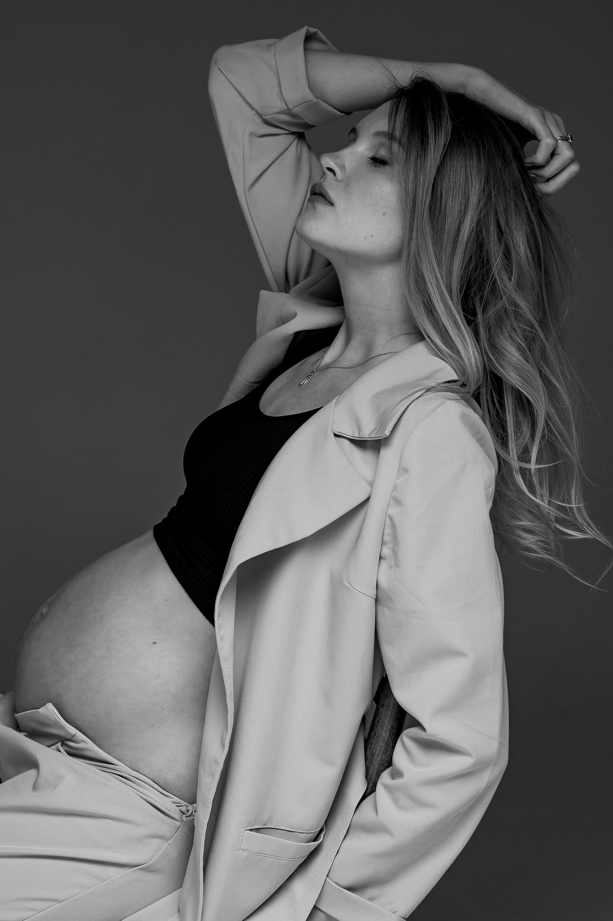 Фотосессия беременной в классическом костюме